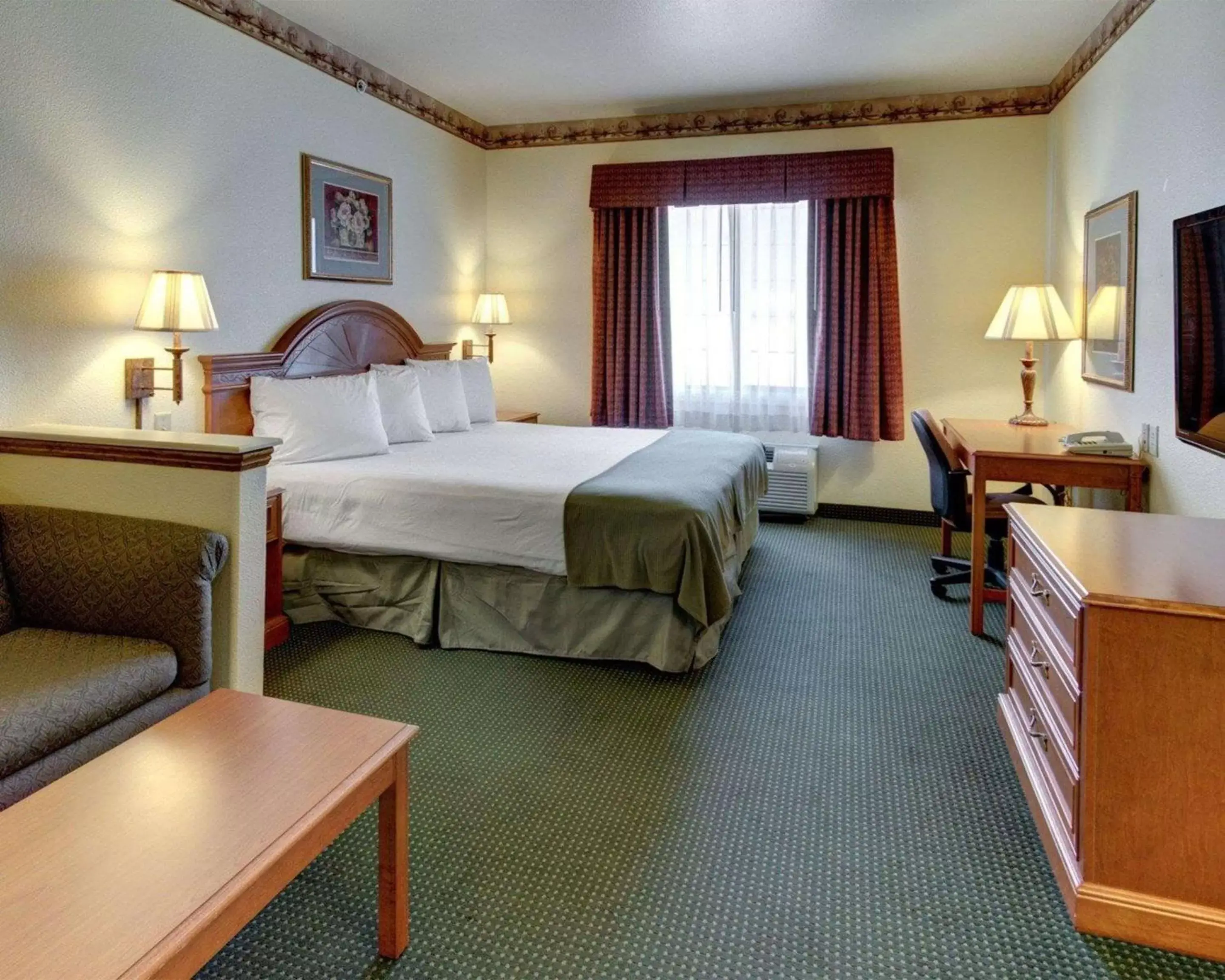 Photo of the whole room, Bed in Quality Inn & Suites - Glen Rose