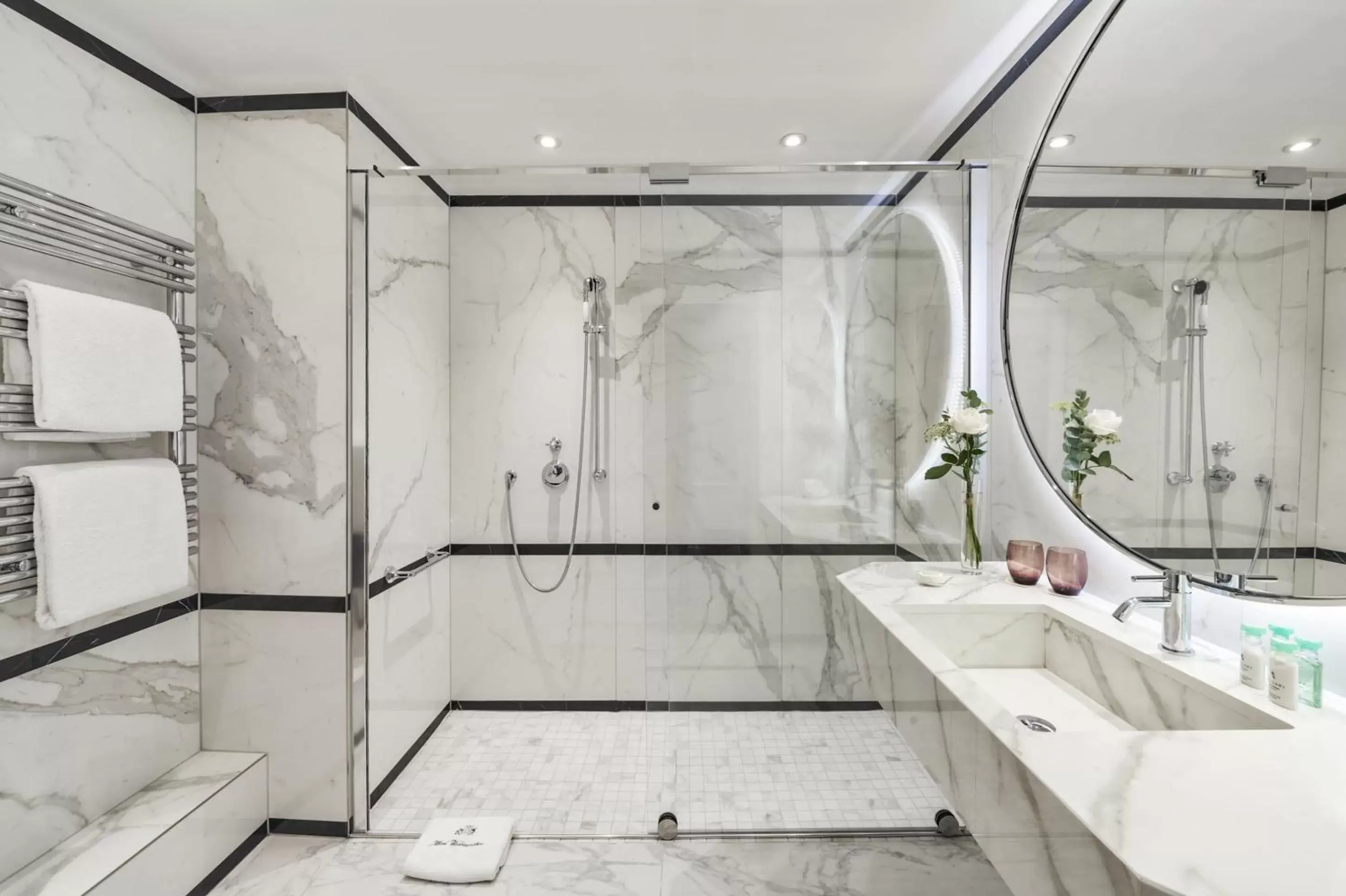 Shower, Bathroom in Hotel Westminster