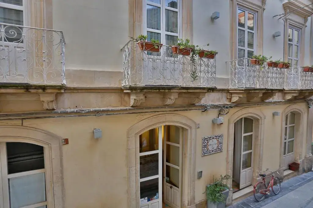 Facade/entrance in Hotel Gargallo