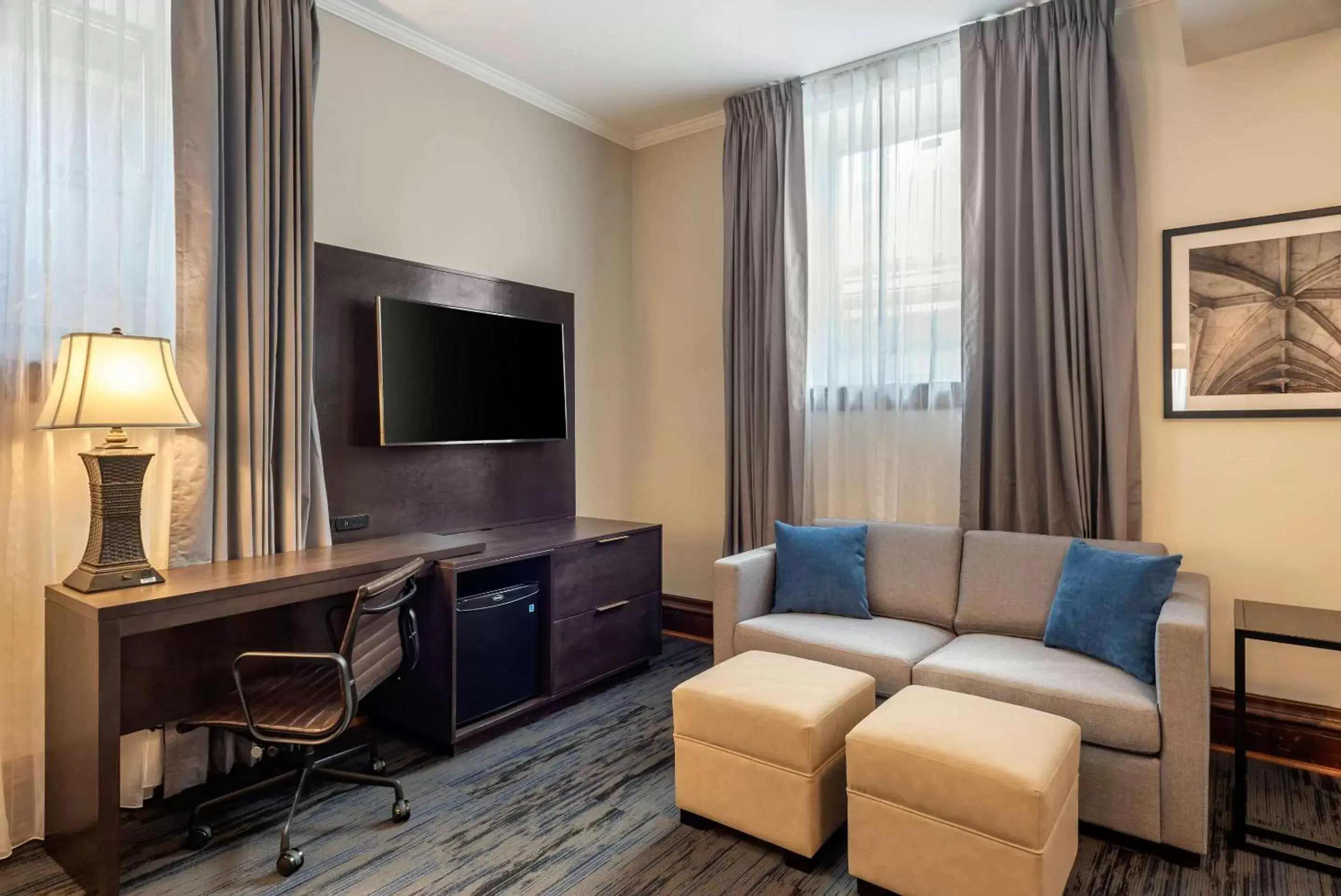 Photo of the whole room, TV/Entertainment Center in The Courthouse Hotel, Ascend Hotel Collection