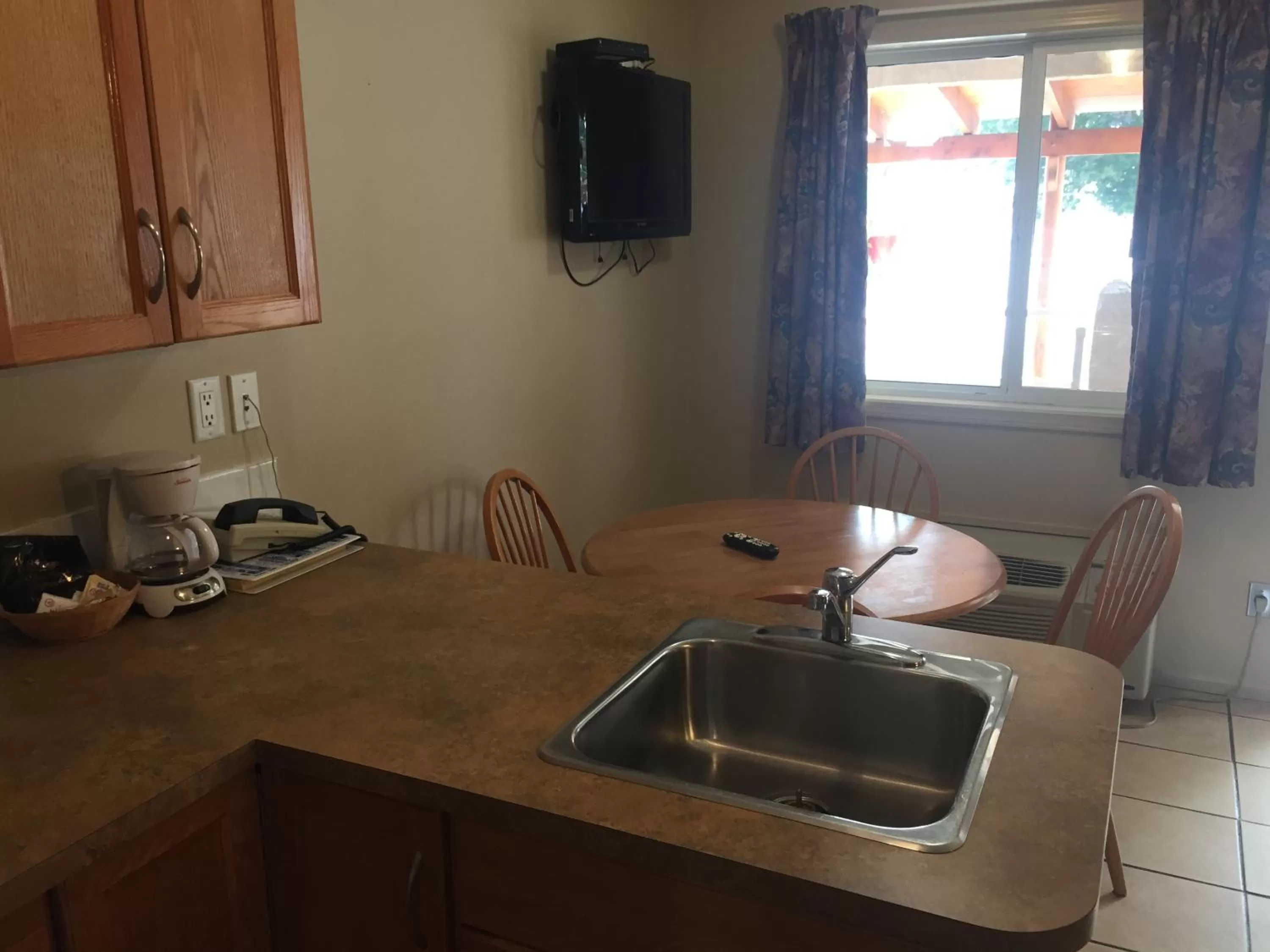 Kitchen or kitchenette in Avalon Inn