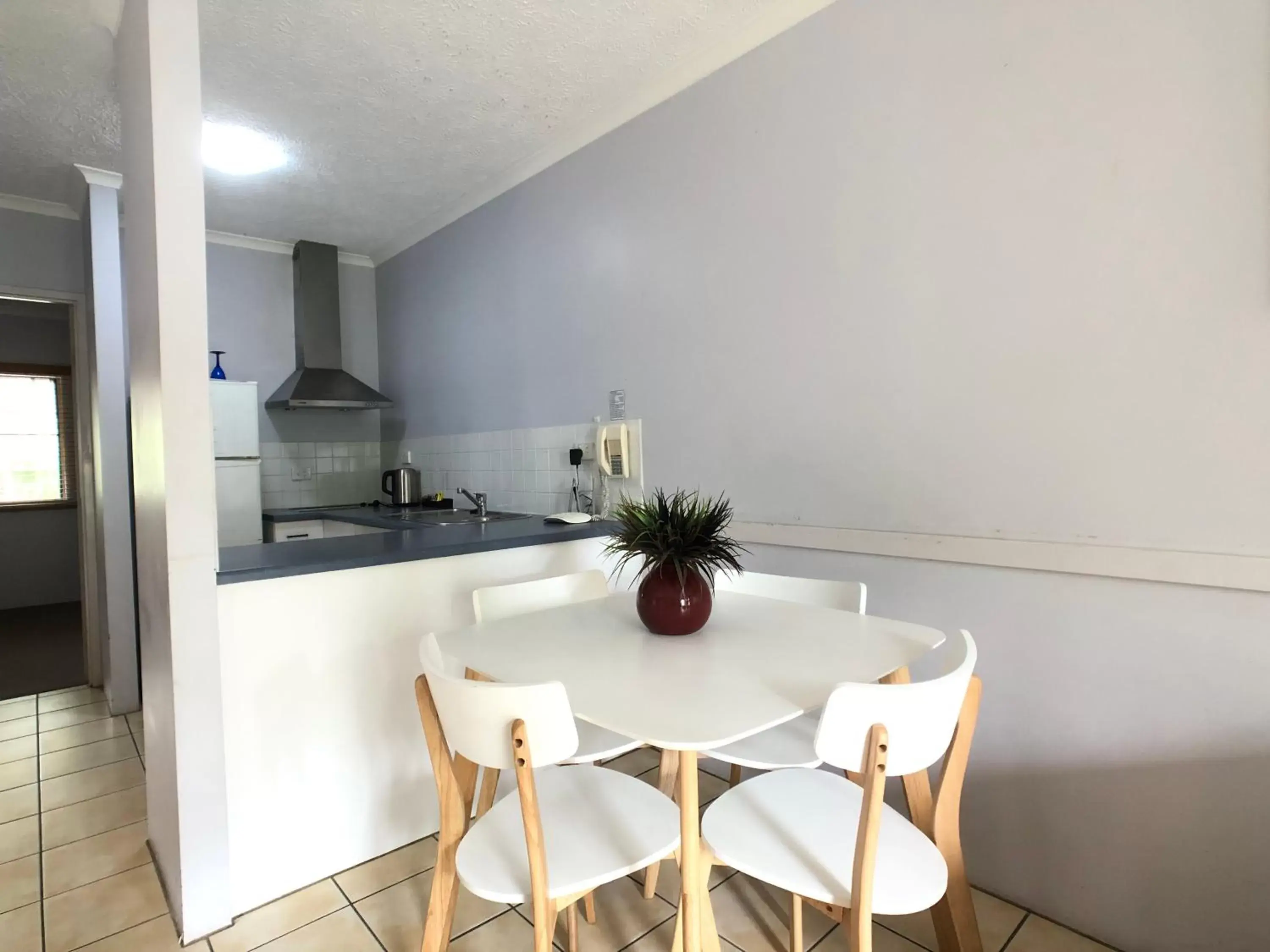 Dining area, Kitchen/Kitchenette in Cairns Beach Resort