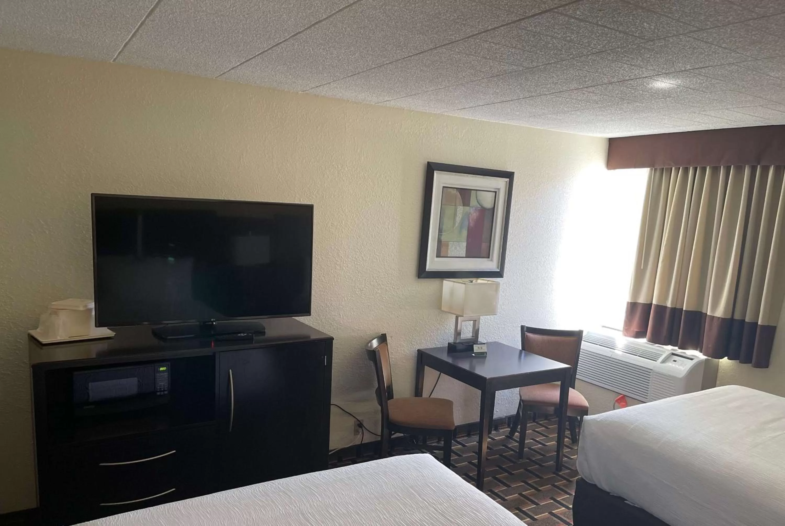 Photo of the whole room, Bed in Baymont by Wyndham Scranton Dunmore