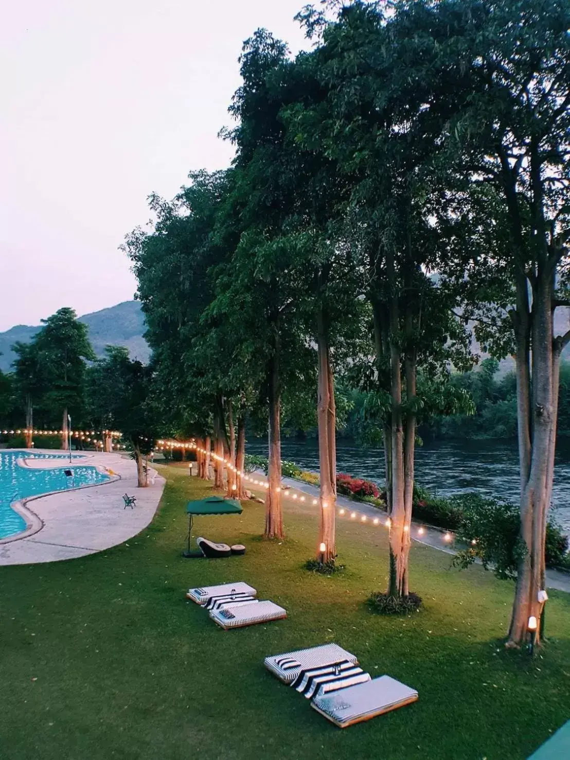 Restaurant/places to eat, Swimming Pool in Aekpailin River Kwai Resort