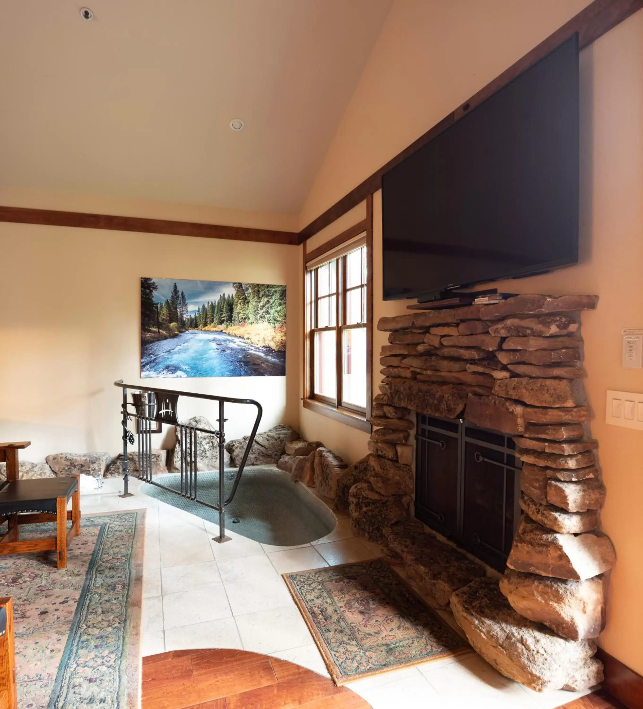 TV and multimedia, TV/Entertainment Center in FivePine Lodge