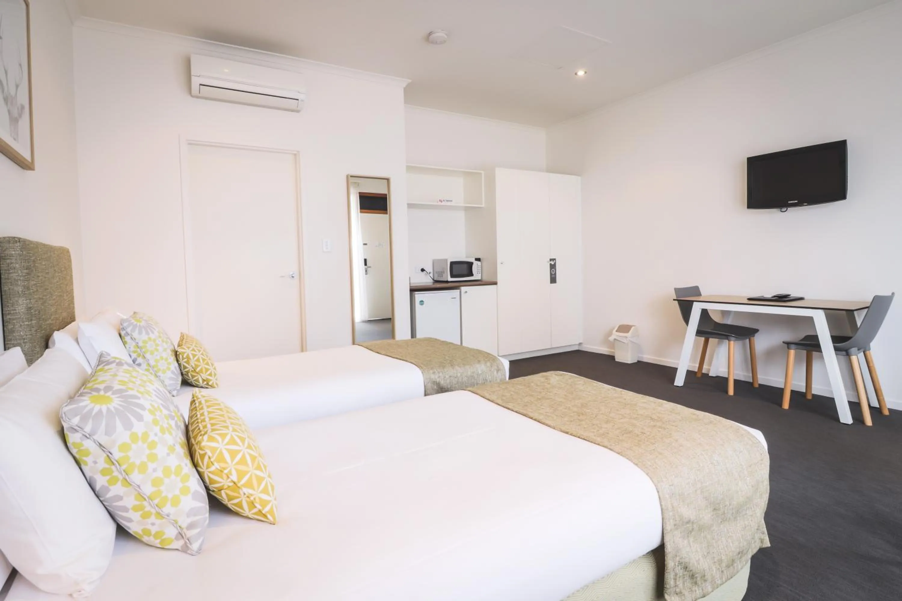 Photo of the whole room, Bed in The Manna Of Hahndorf