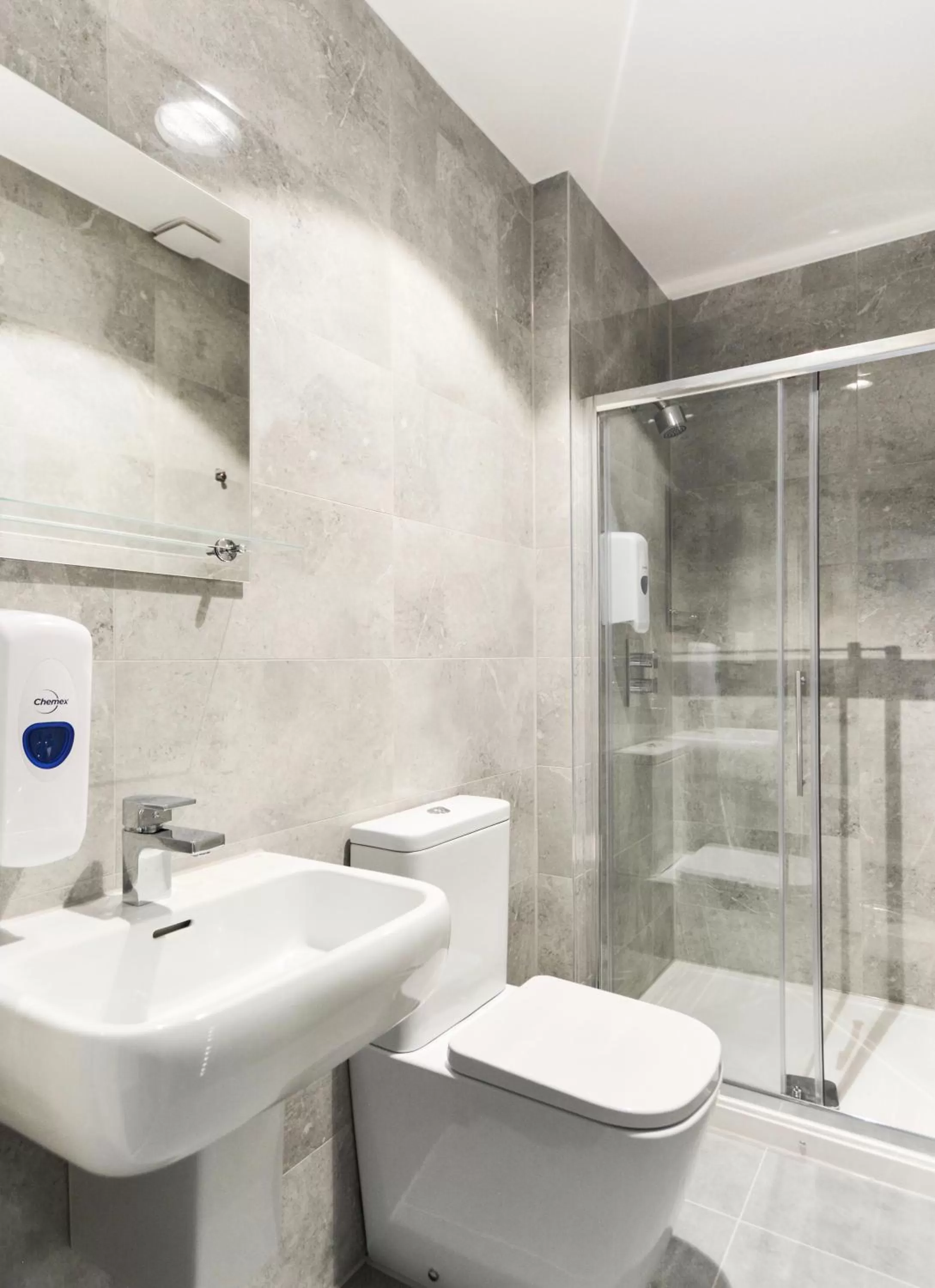 Bathroom in Green View Hotel Near Dartford