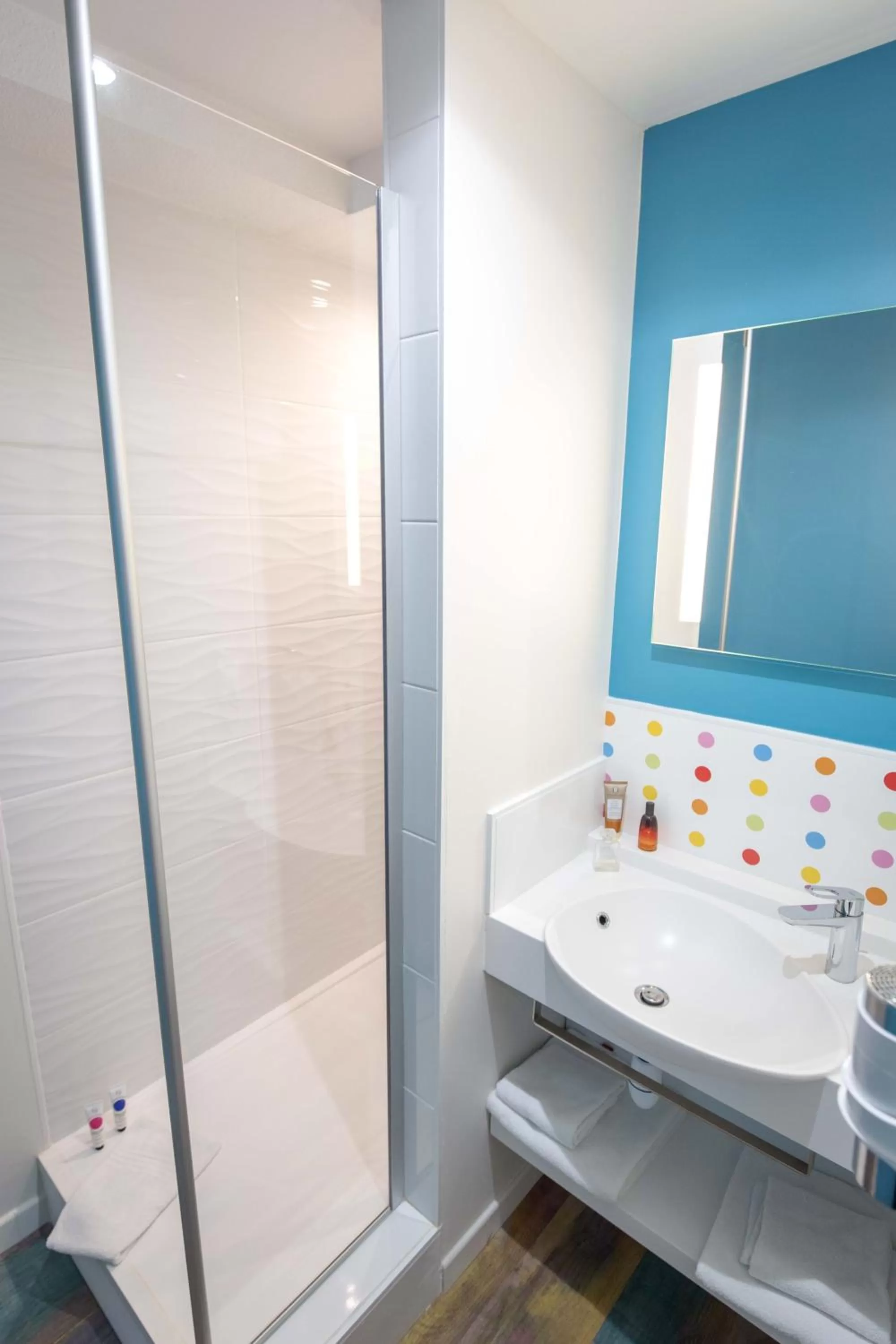 Shower in ibis Styles Fréjus St Raphael