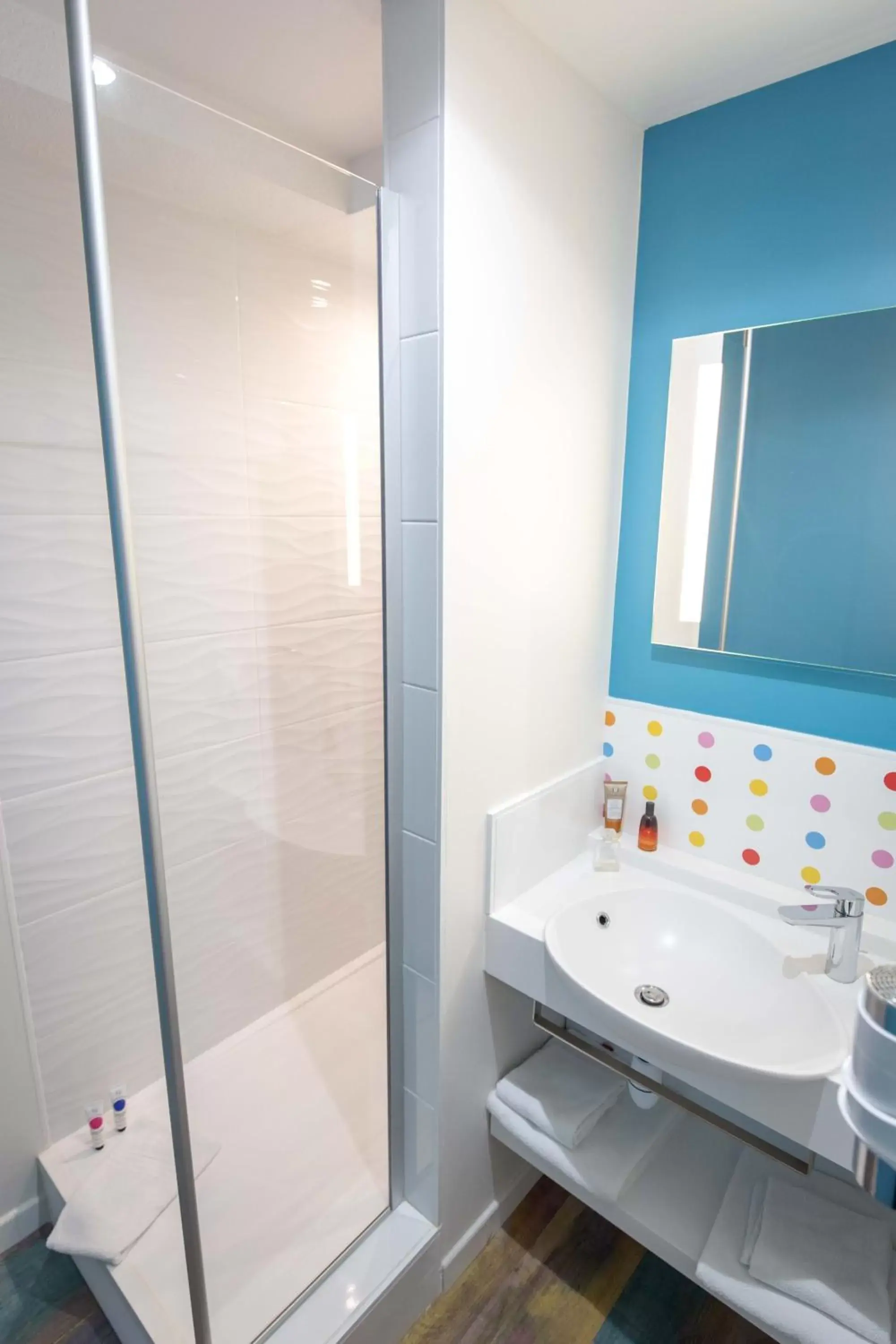 Shower, Bathroom in ibis Styles Fréjus St Raphael