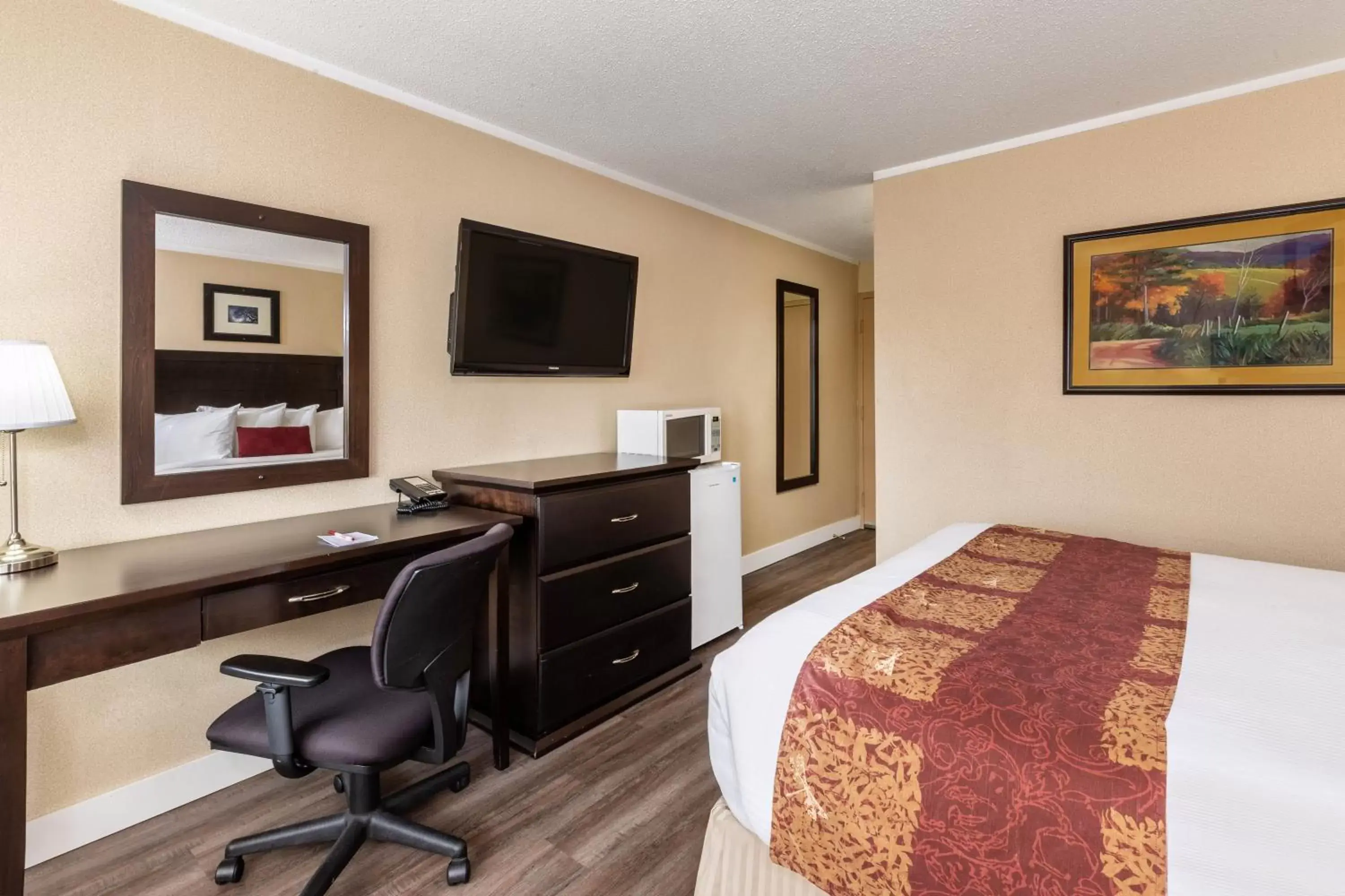 TV and multimedia, Bed in Ramada by Wyndham Coquitlam TV and multimedia, Bed in Ramada by Wyndham Coquitlam