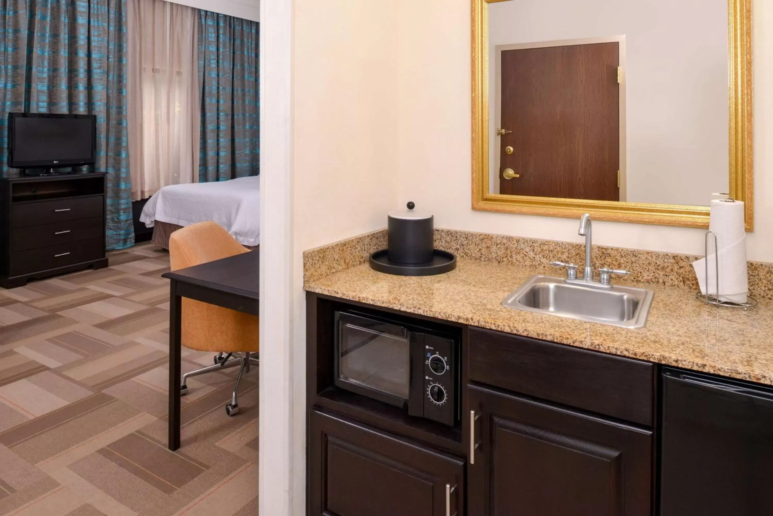 Kitchen or kitchenette, Bathroom in Hampton Inn & Suites Lady Lake/The Villages