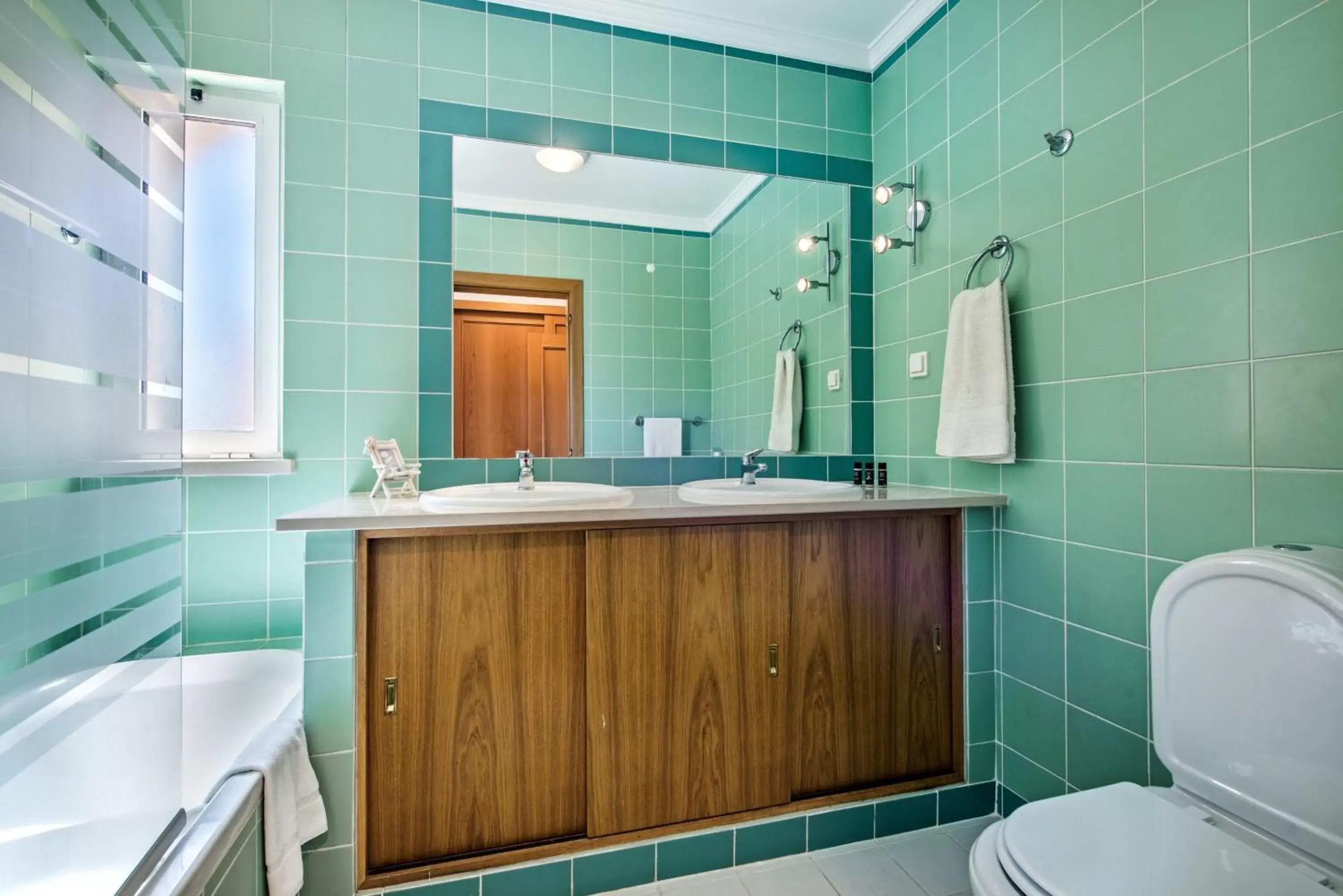 Bathroom in Jardim da Meia Praia Resort