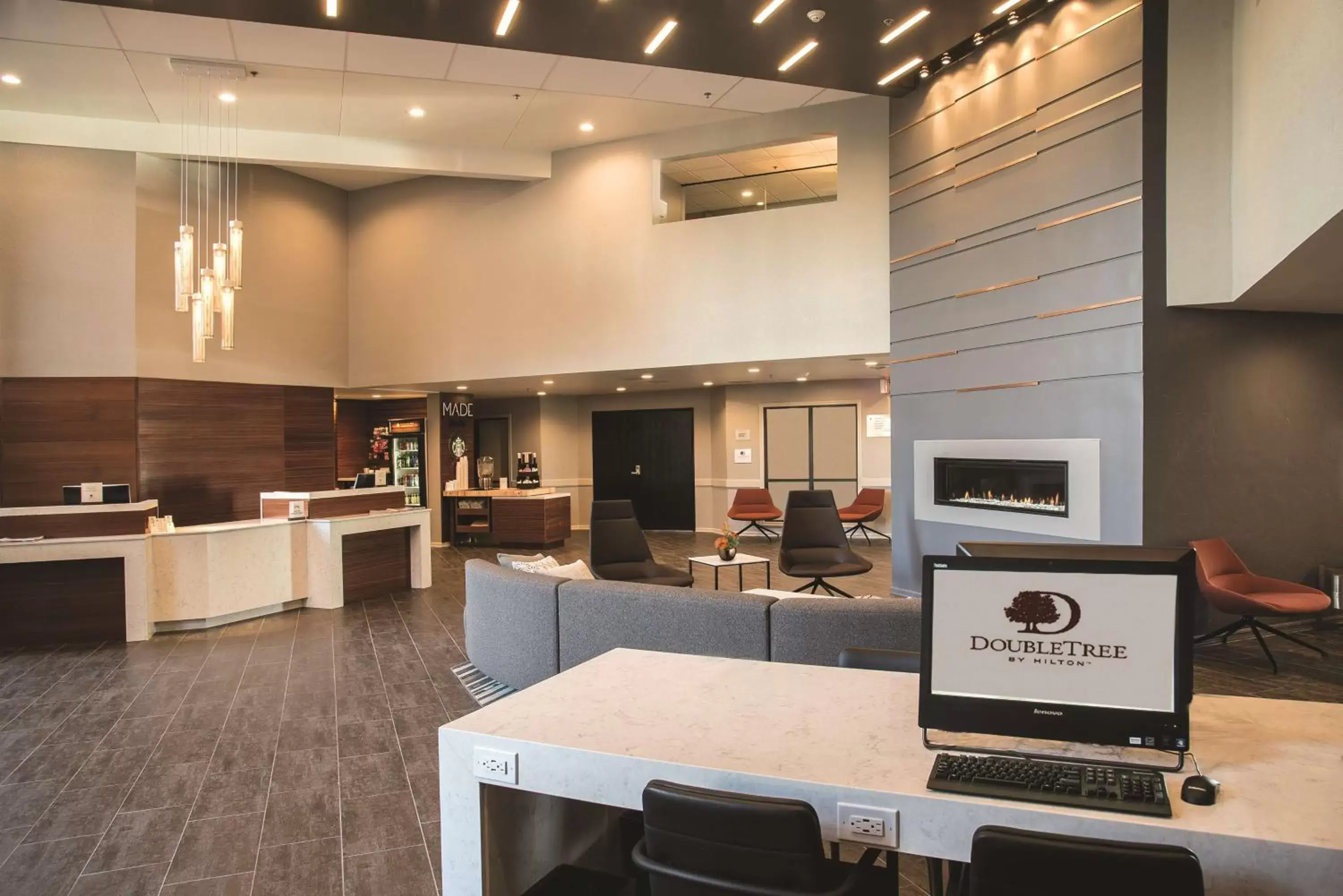 Lobby or reception, Restaurant/Places to Eat in DoubleTree by Hilton Racine Harbourwalk