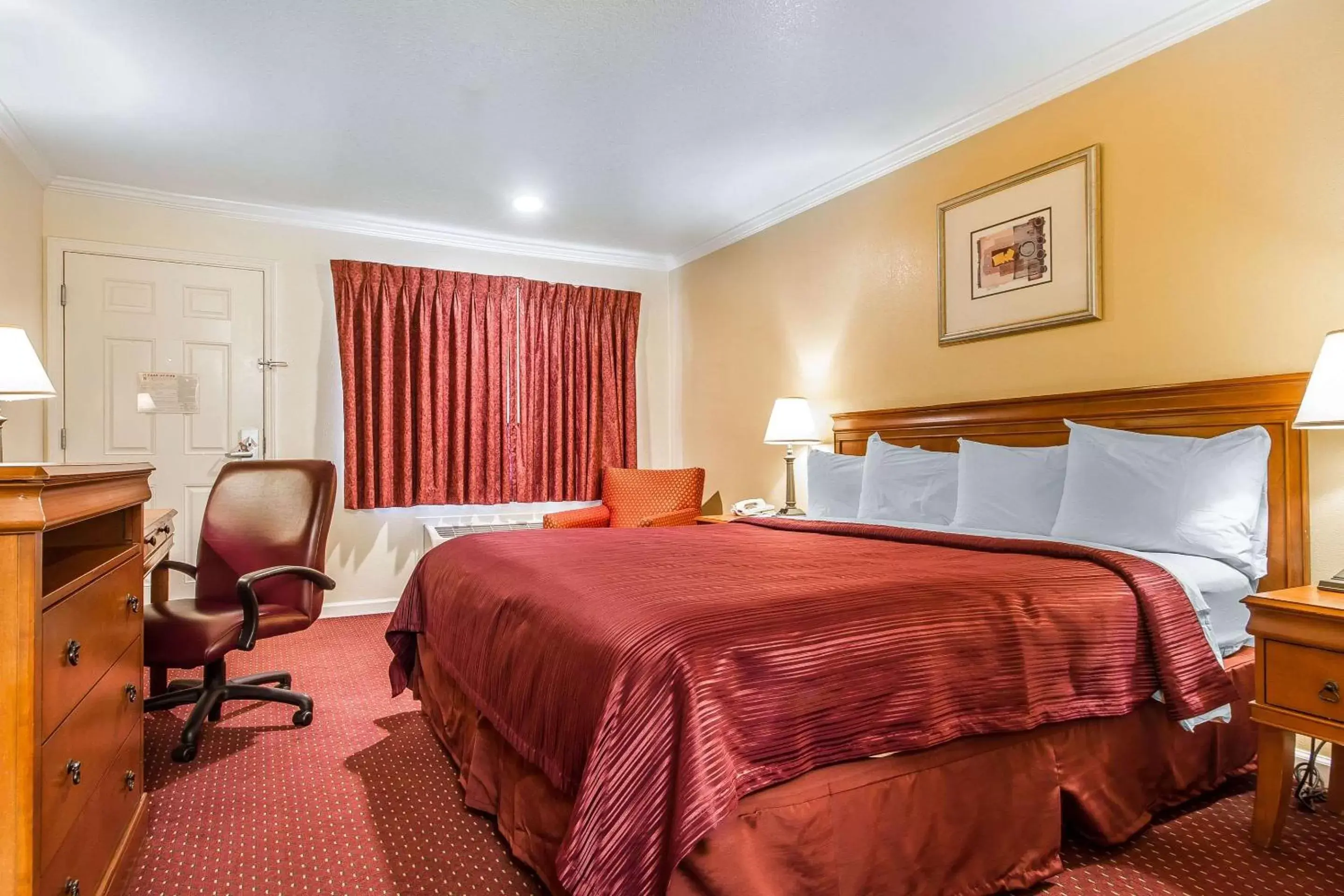 Photo of the whole room, Bed in Quality Inn & Suites Gilroy