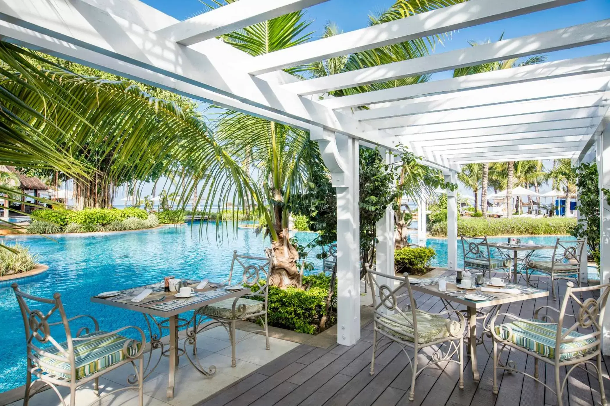 Restaurant/places to eat, Swimming Pool in Sugar Beach Mauritius