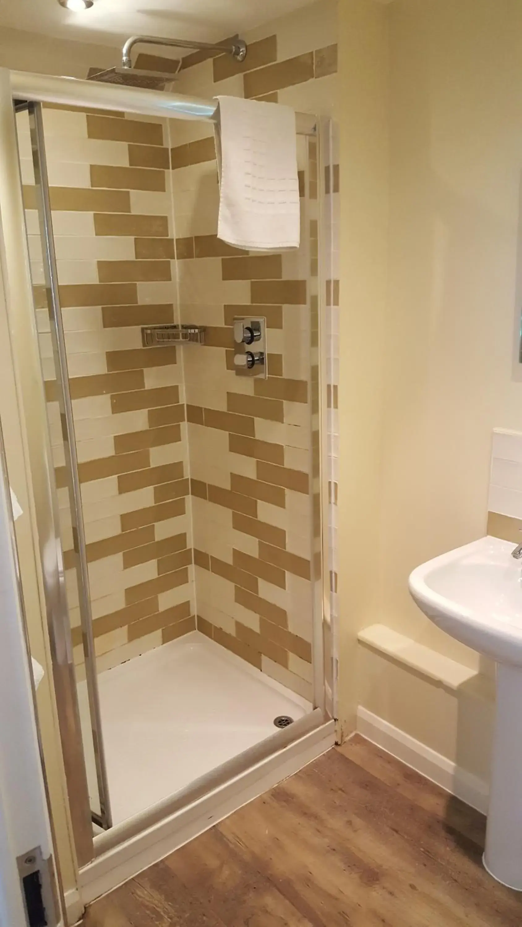 Bathroom in Norfolk Arms Hotel