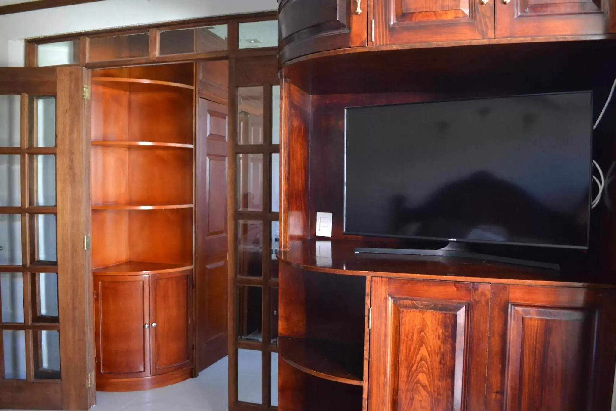 Photo of the whole room, TV/Entertainment Center in La Aurora Hotel Like Home