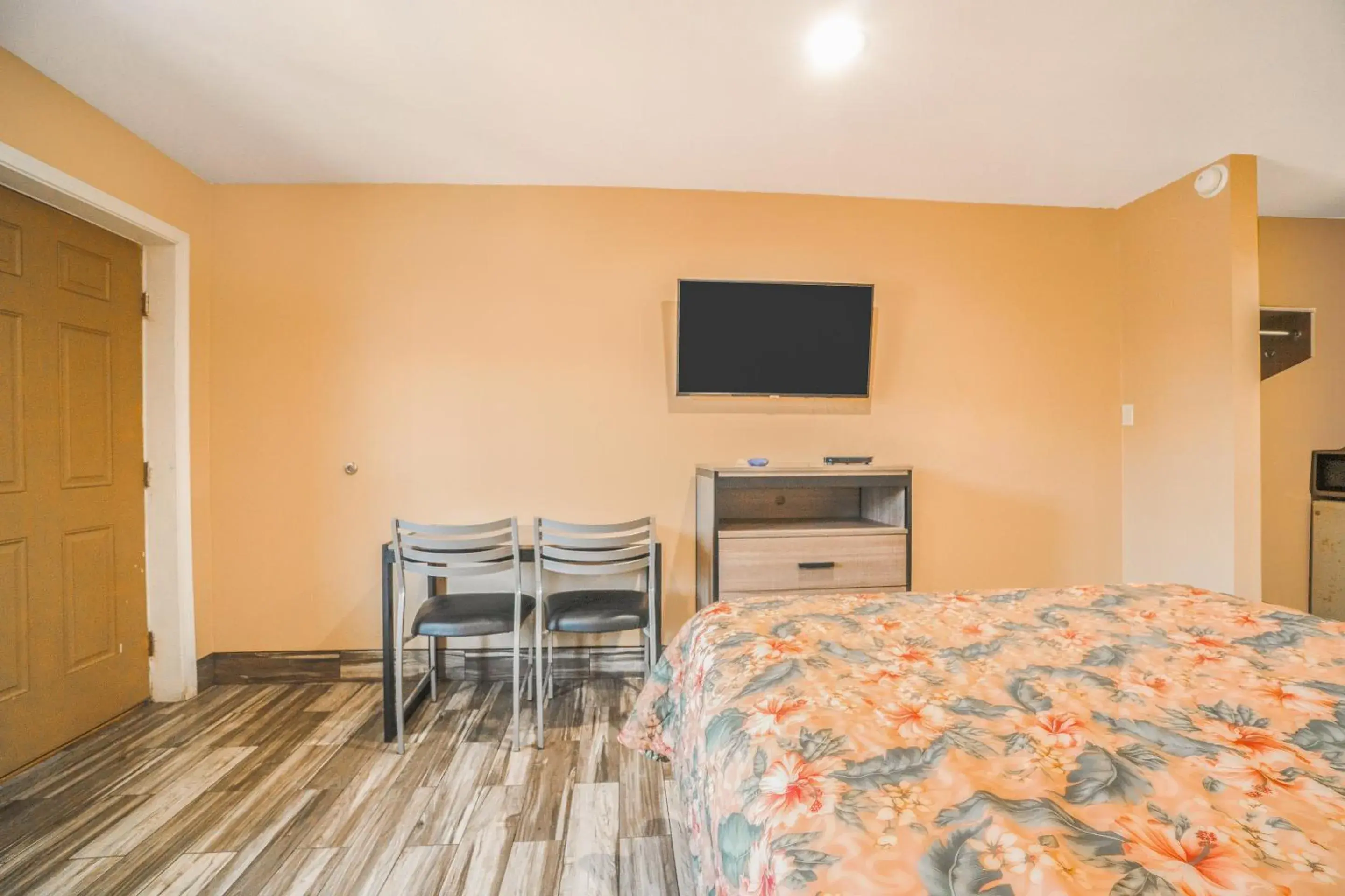 Bedroom, TV/Entertainment Center in OYO Hotel Aransas Pass Corpus Christi TX-35