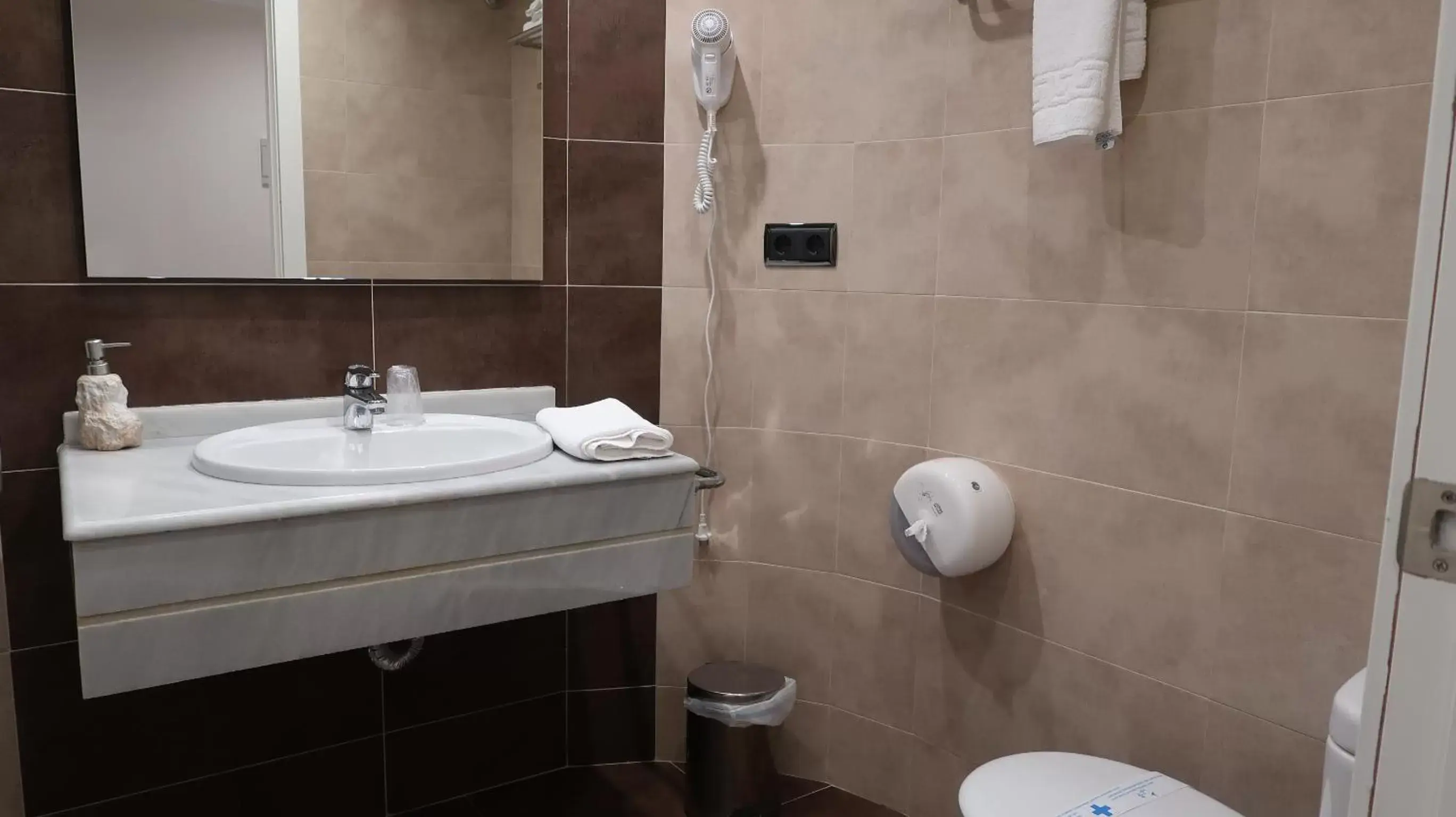 Bathroom in Hotel Teruel Plaza
