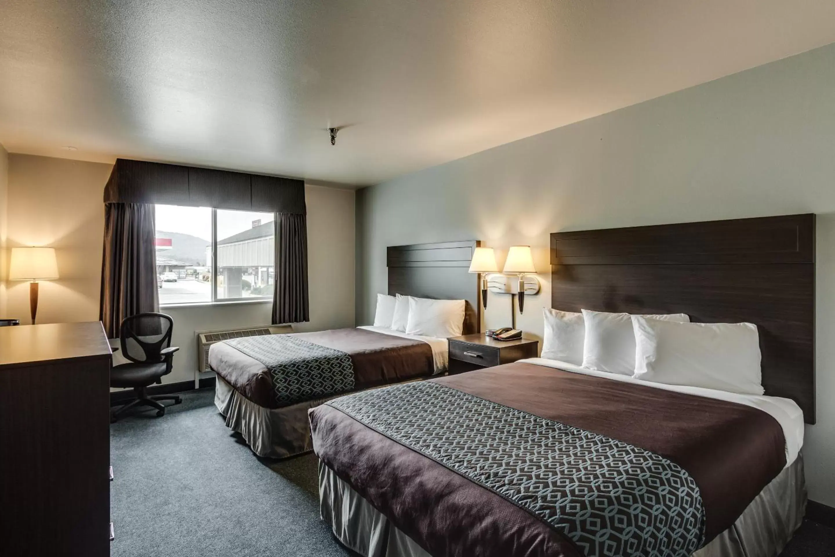 Bedroom, Bed in SureStay Plus Hotel by Best Western Post Falls