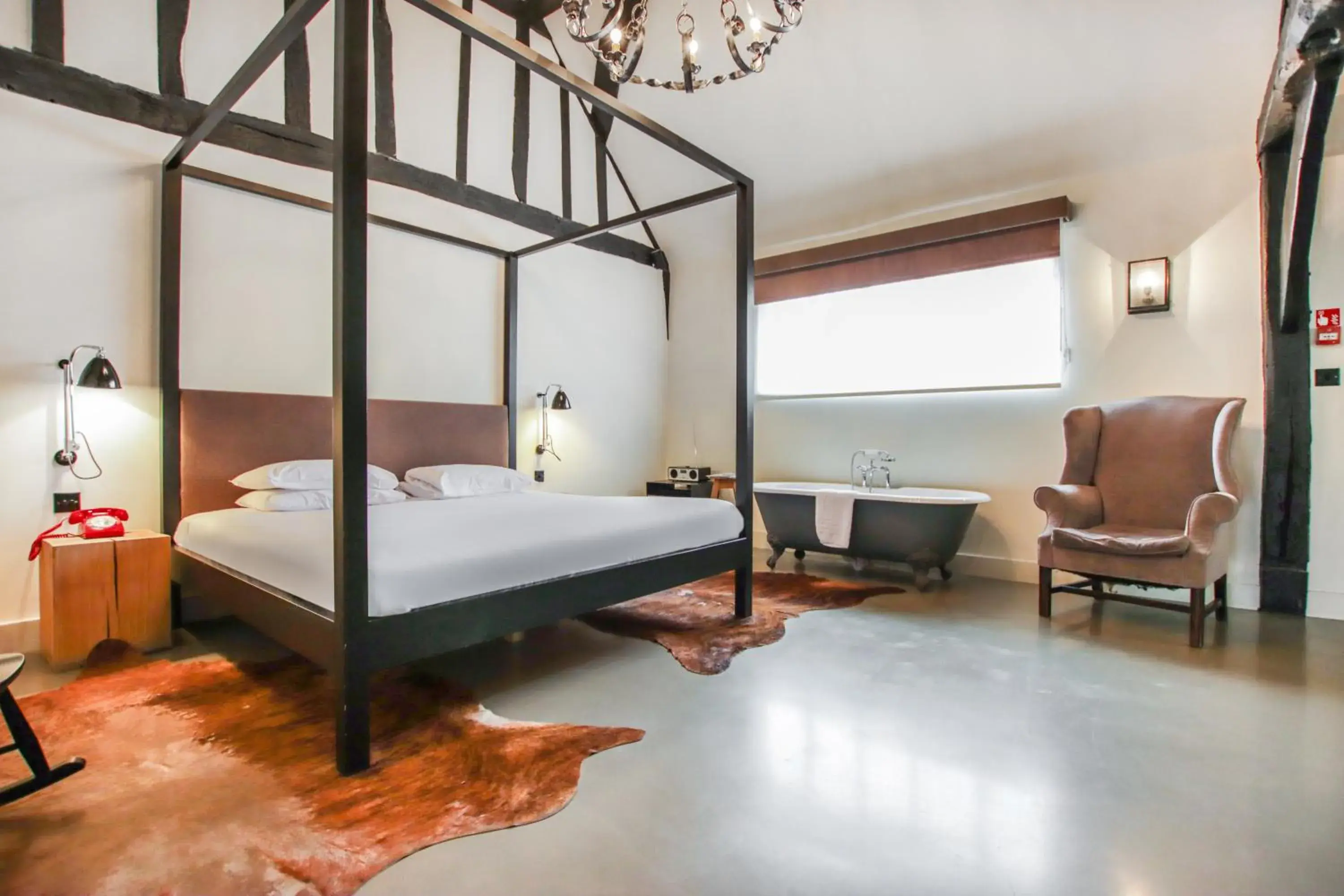 Photo of the whole room, Bed in The Crown Photo of the whole room, Bed in The Crown