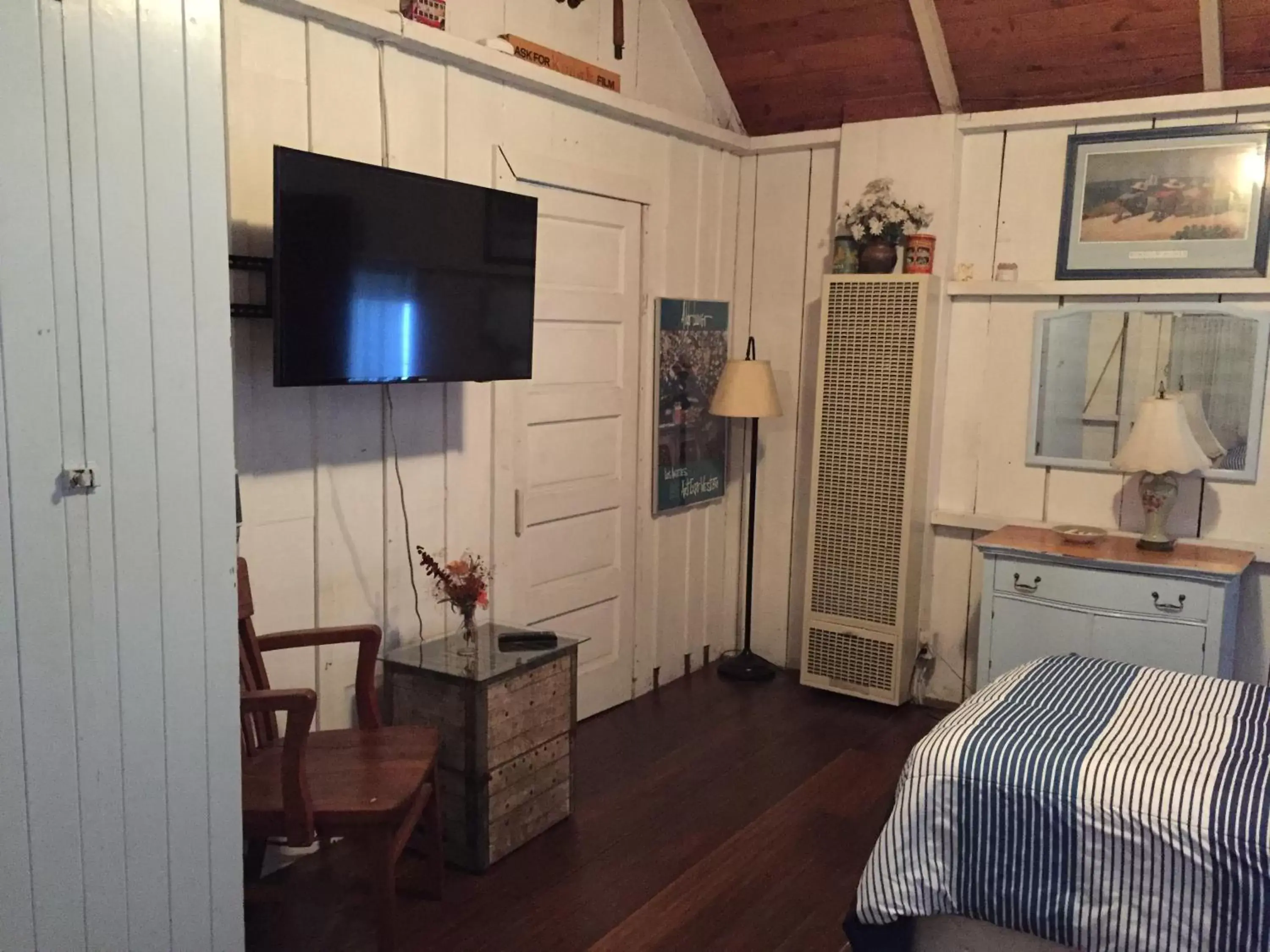 Bedroom, TV/Entertainment Center in Catalina Island Seacrest Inn