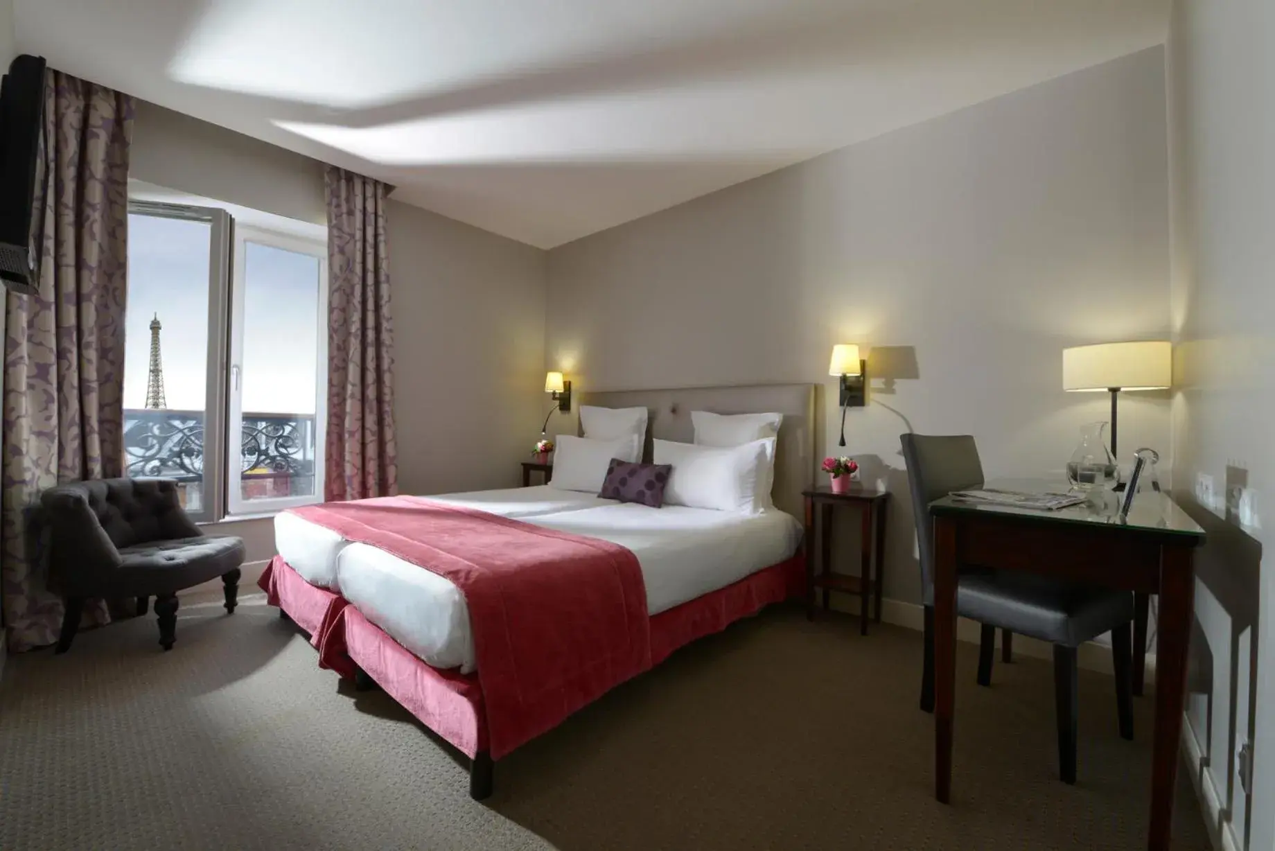 Photo of the whole room, Bed in Hôtel Le Relais Saint Charles Photo of the whole room, Bed in Hôtel Le Relais Saint Charles