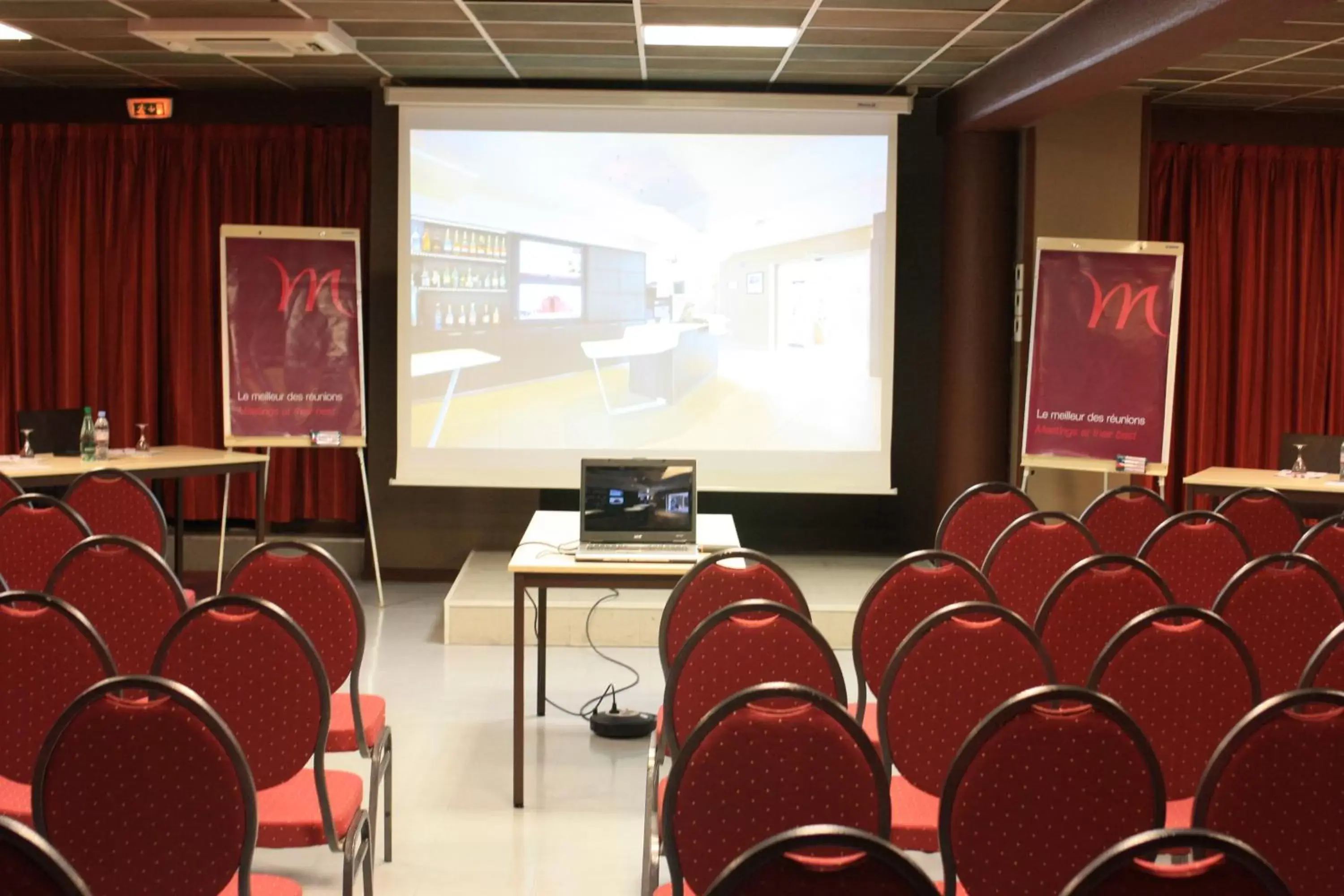 Lounge or bar in Mercure Hexagone Luxeuil Lounge or bar in Mercure Hexagone Luxeuil