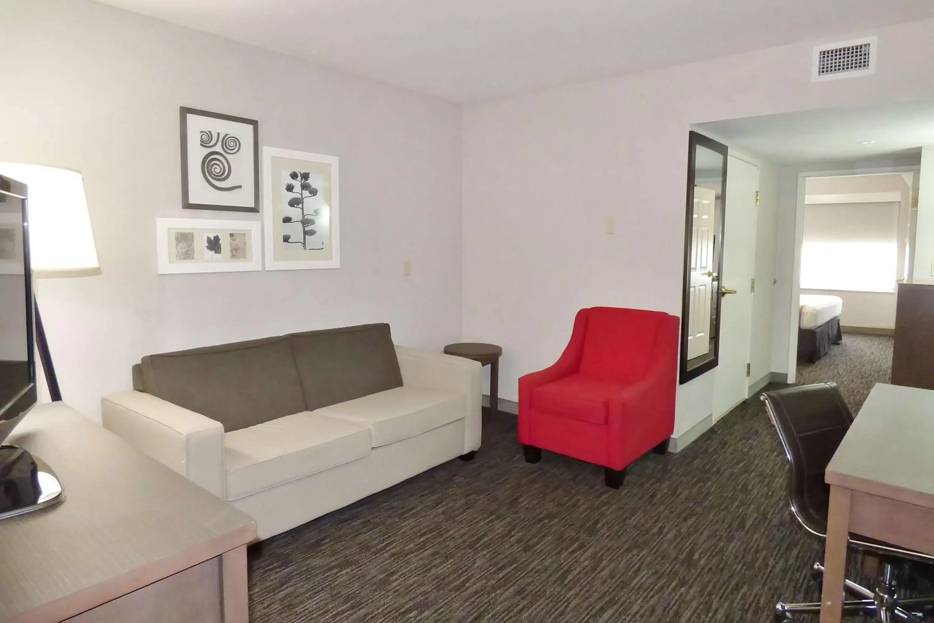 Photo of the whole room, Seating Area in Country Inn & Suites by Radisson, Tampa/Brandon, FL