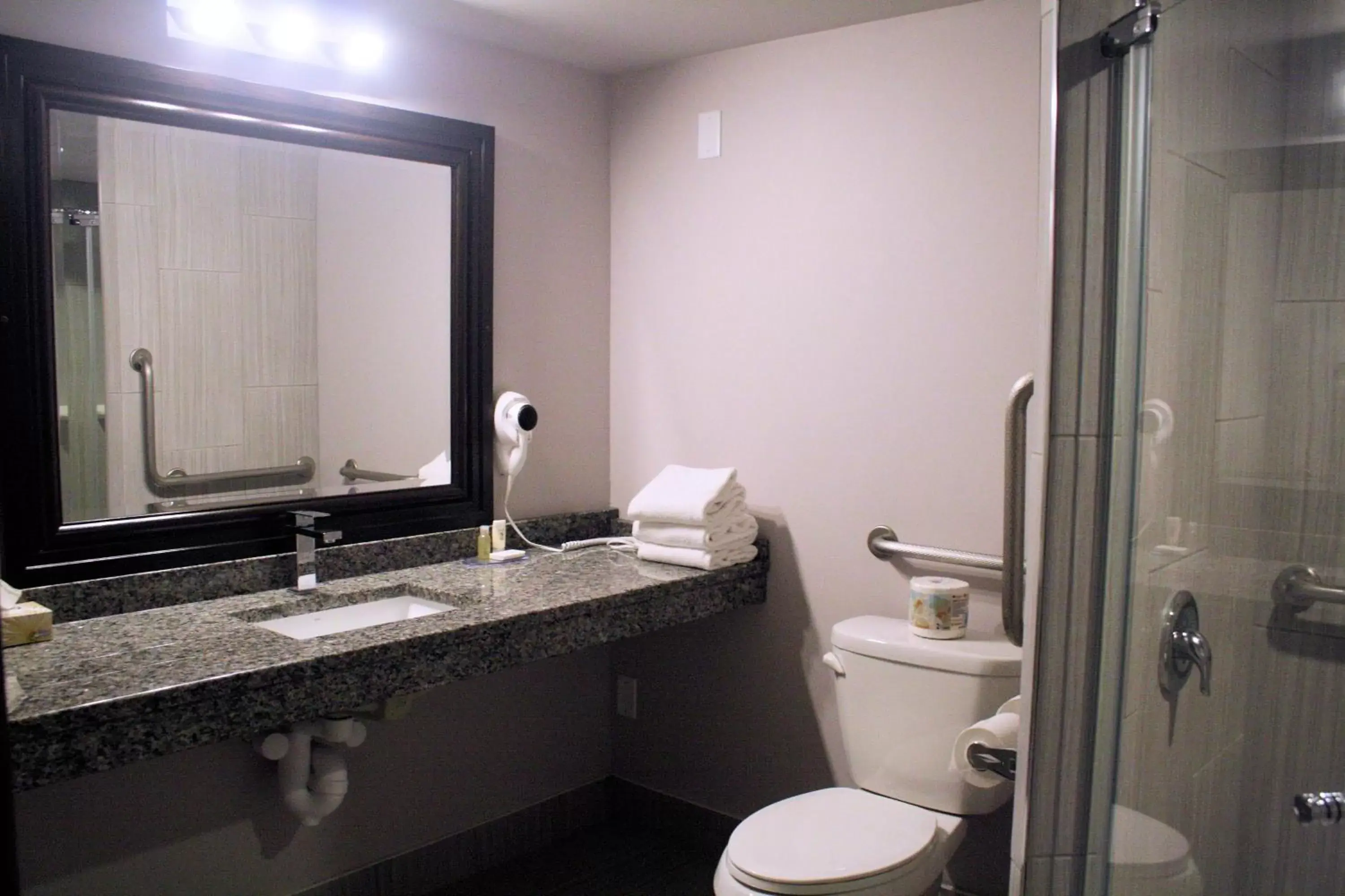 Bathroom in Northbury Hotel and Conference Centre