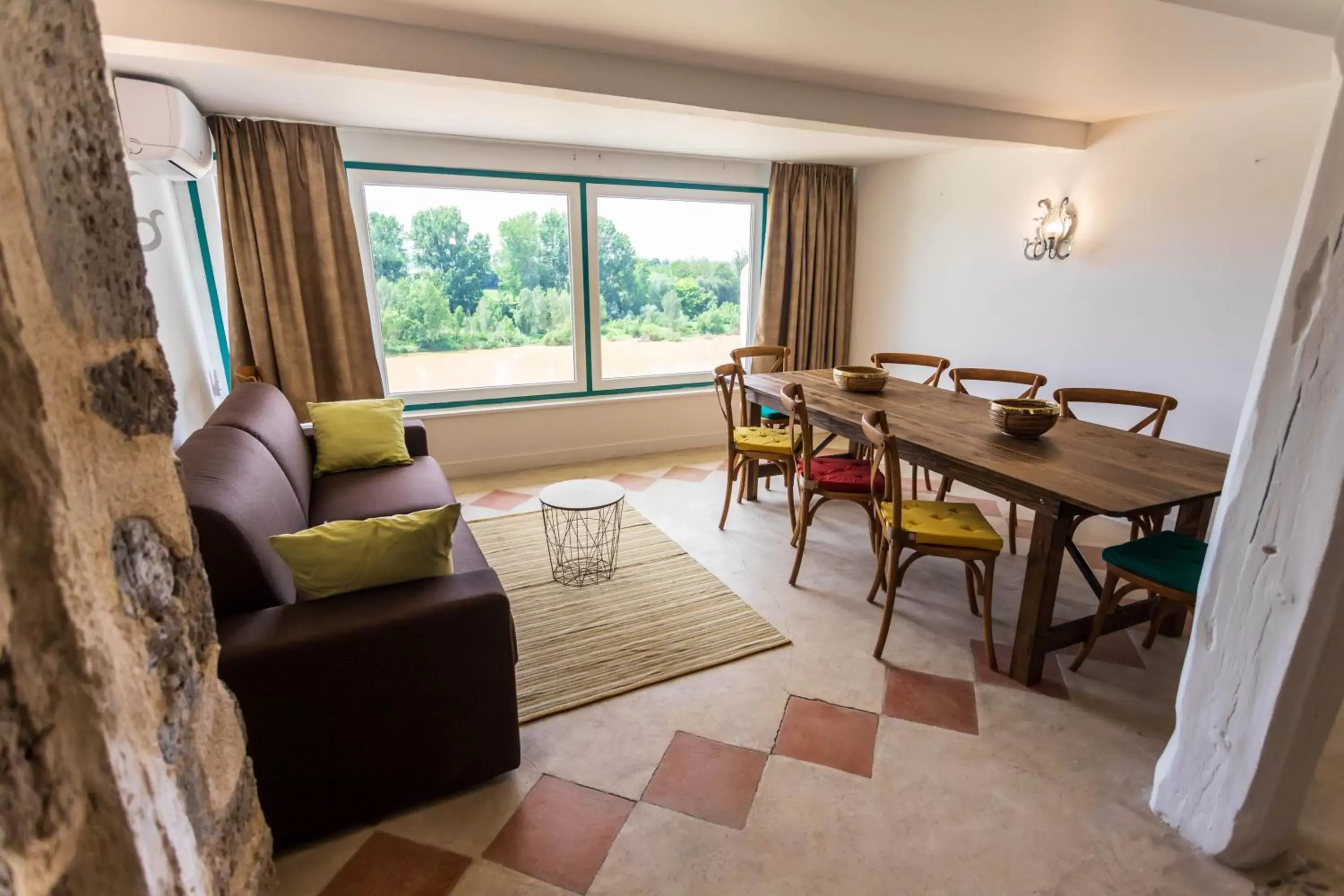 Living room, Seating Area in HOTEL restaurant CÔTE GARONNE le BALCON DES DAMES - Tonneins Marmande Agen - chambres climatisées