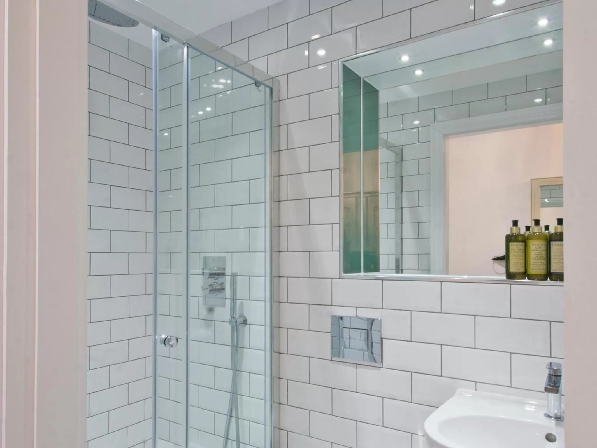 Bathroom in W12 Rooms