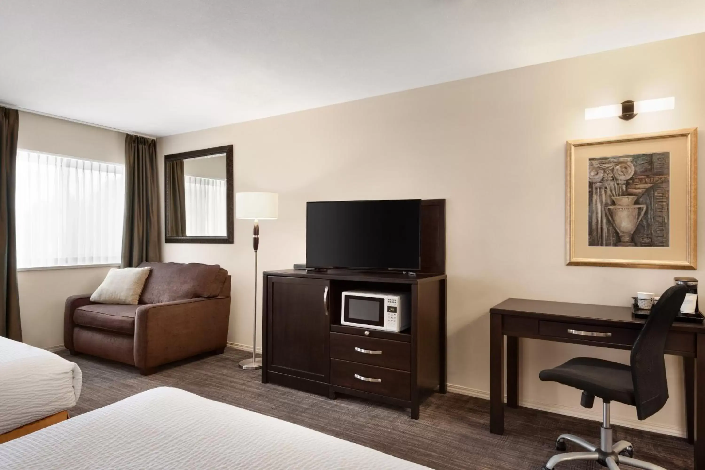 Bedroom, TV/Entertainment Center in Days Inn by Wyndham Kelowna