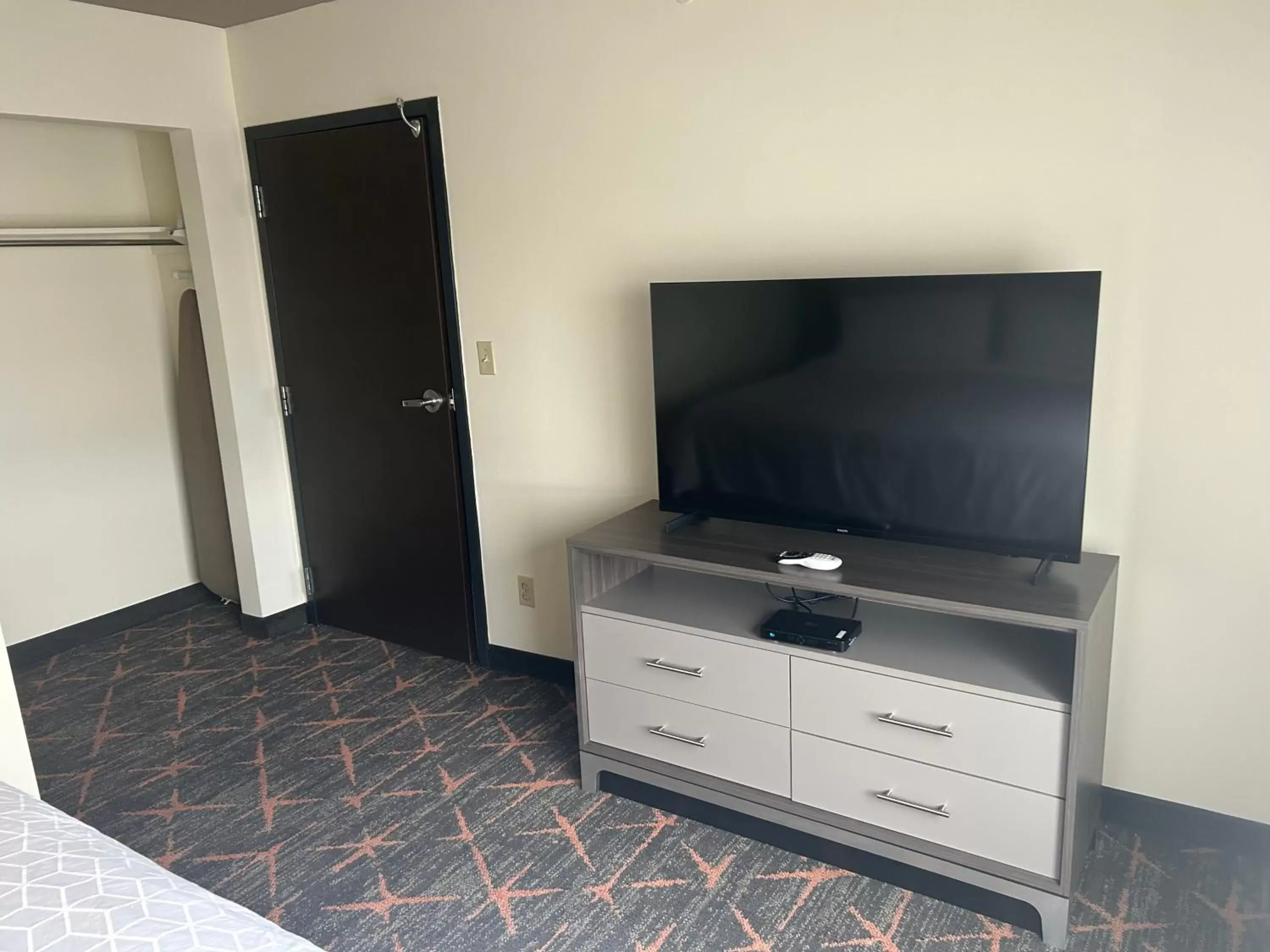 Bedroom, TV/Entertainment Center in Holiday Inn Hotel & Suites Tulsa South, an IHG Hotel