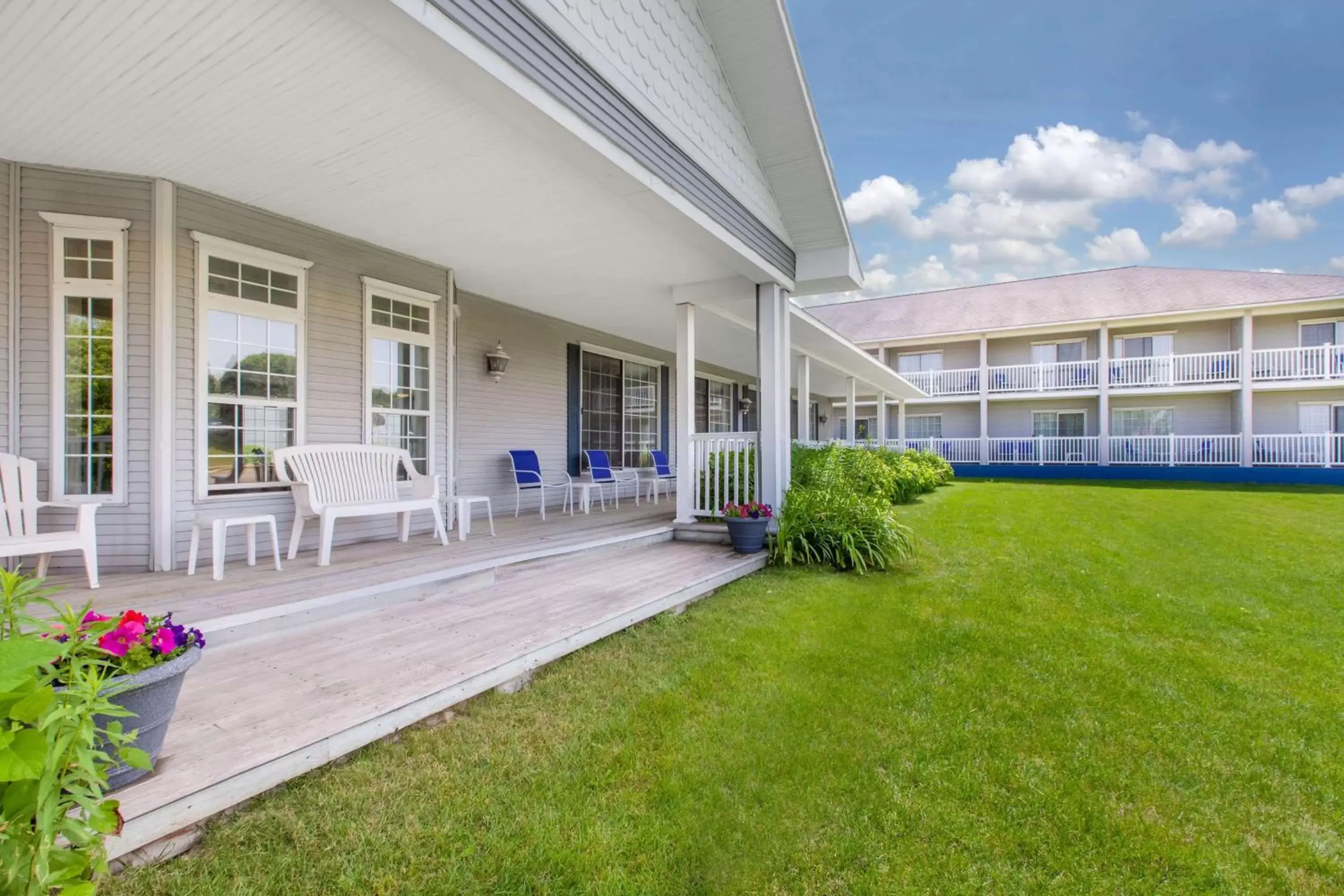 Property building in Days Inn by Wyndham Petoskey Property building in Days Inn by Wyndham Petoskey