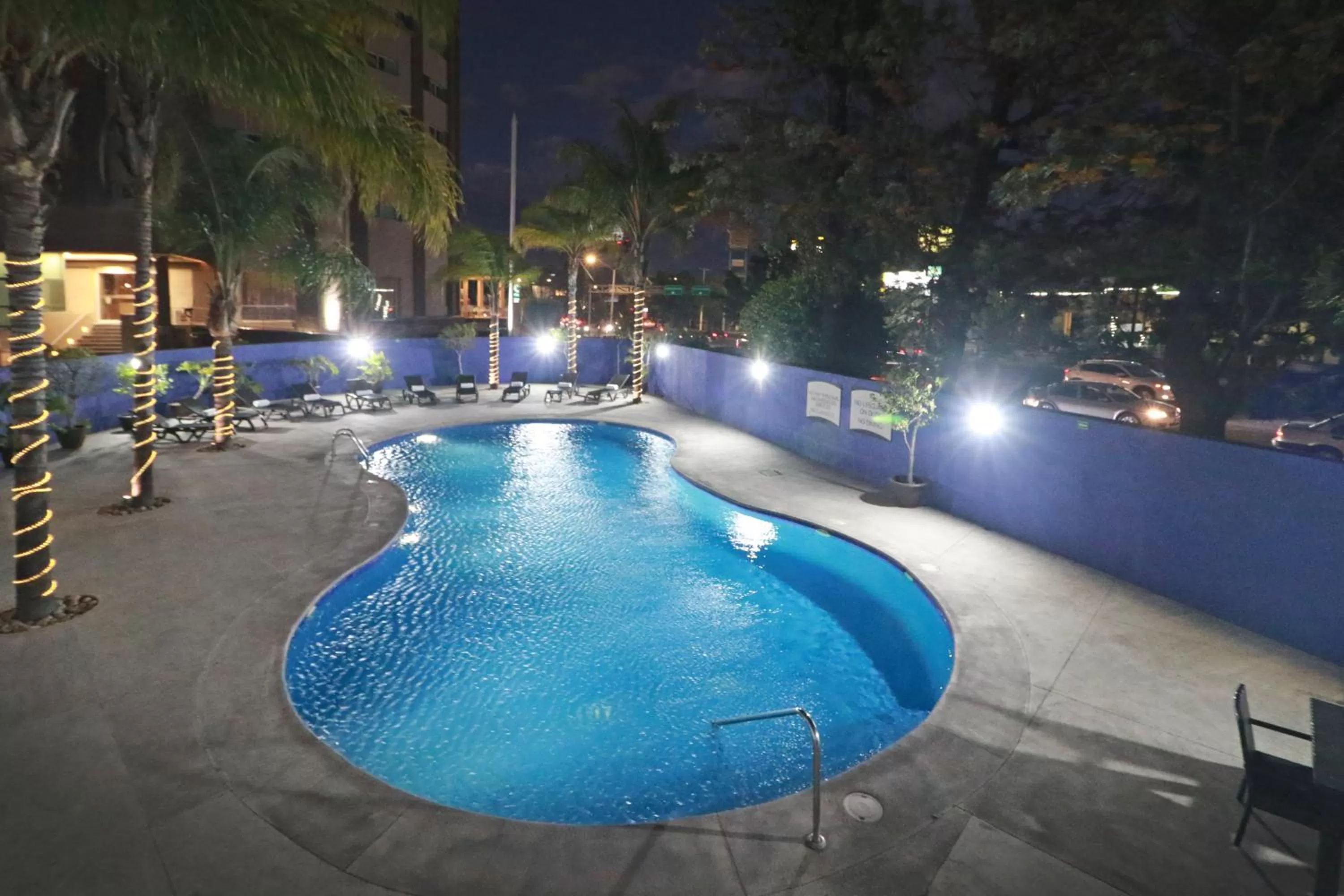 Swimming pool in Staybridge Suites Guadalajara Expo by IHG