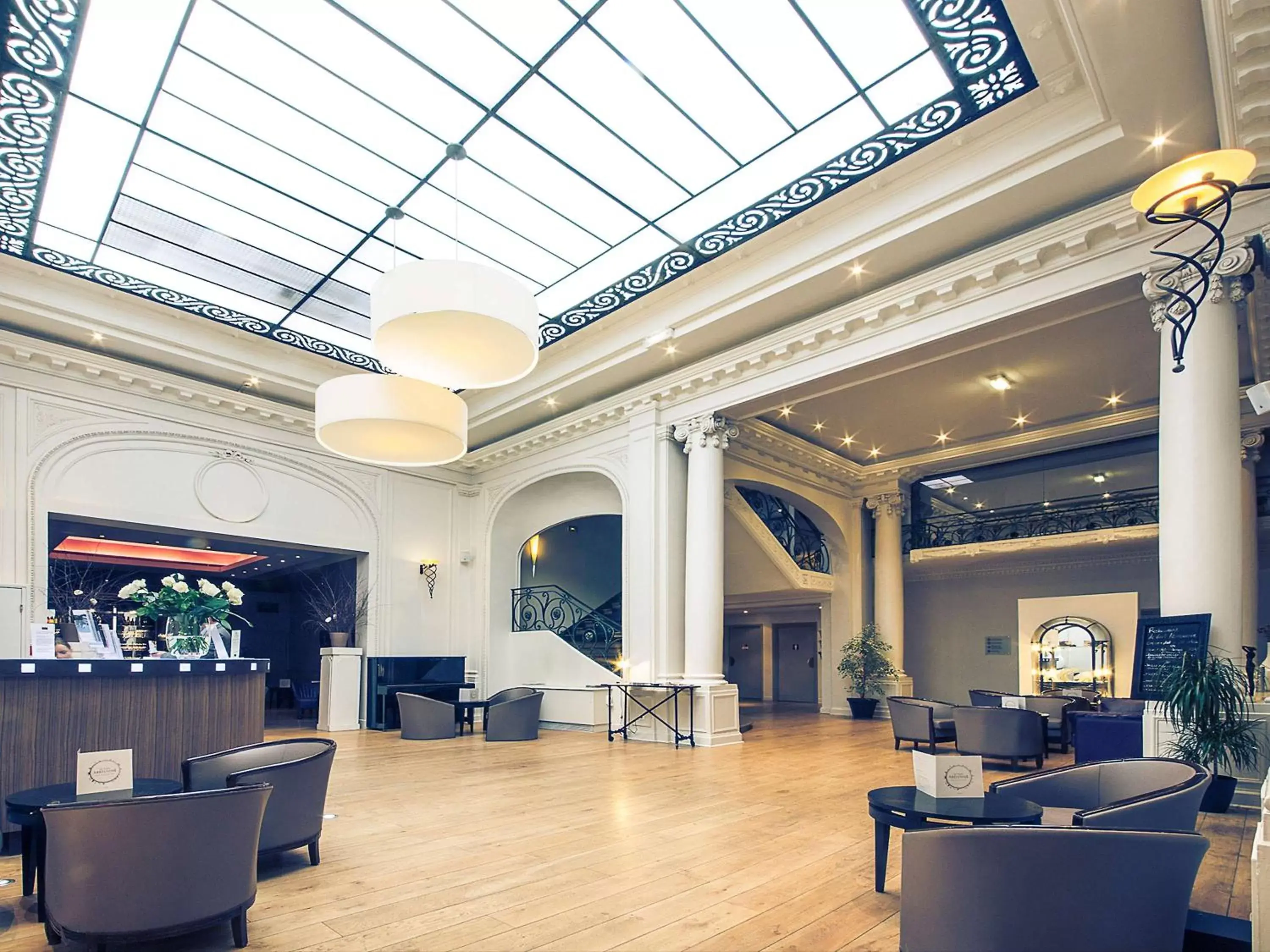 Property building, Restaurant/Places to Eat in Mercure Lille Roubaix Grand Hôtel