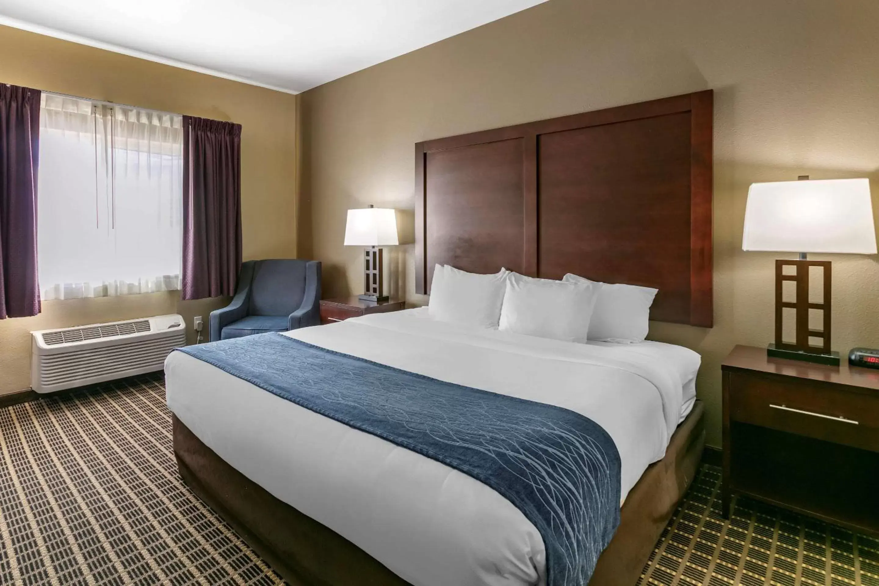 Photo of the whole room, Bed in Comfort Inn Fort Collins North