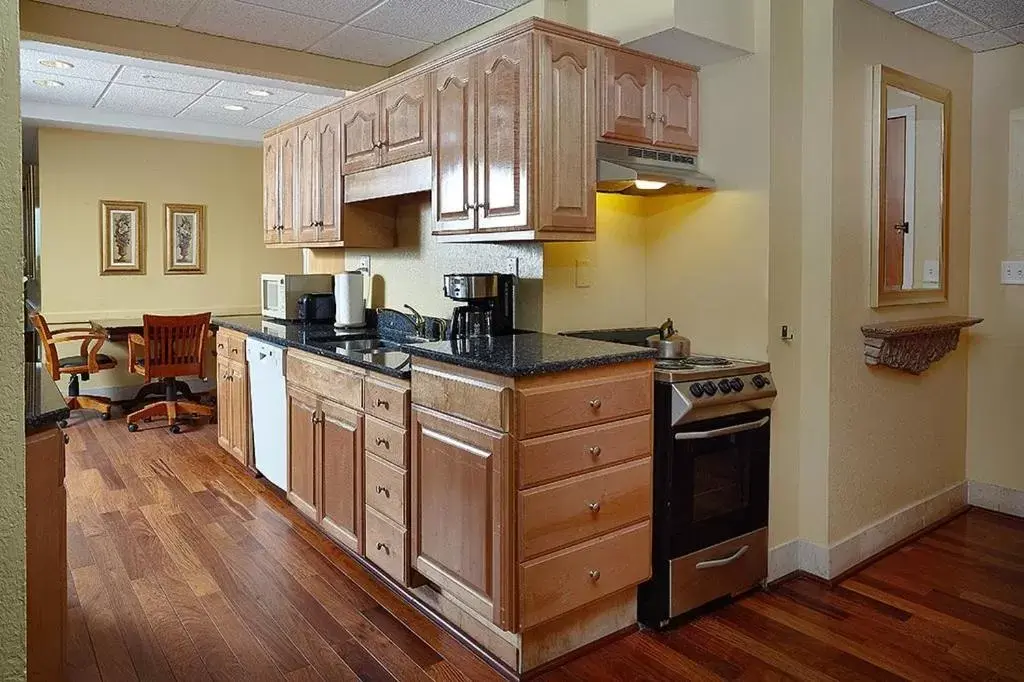 Kitchen/Kitchenette in Ocean Inn & Suites