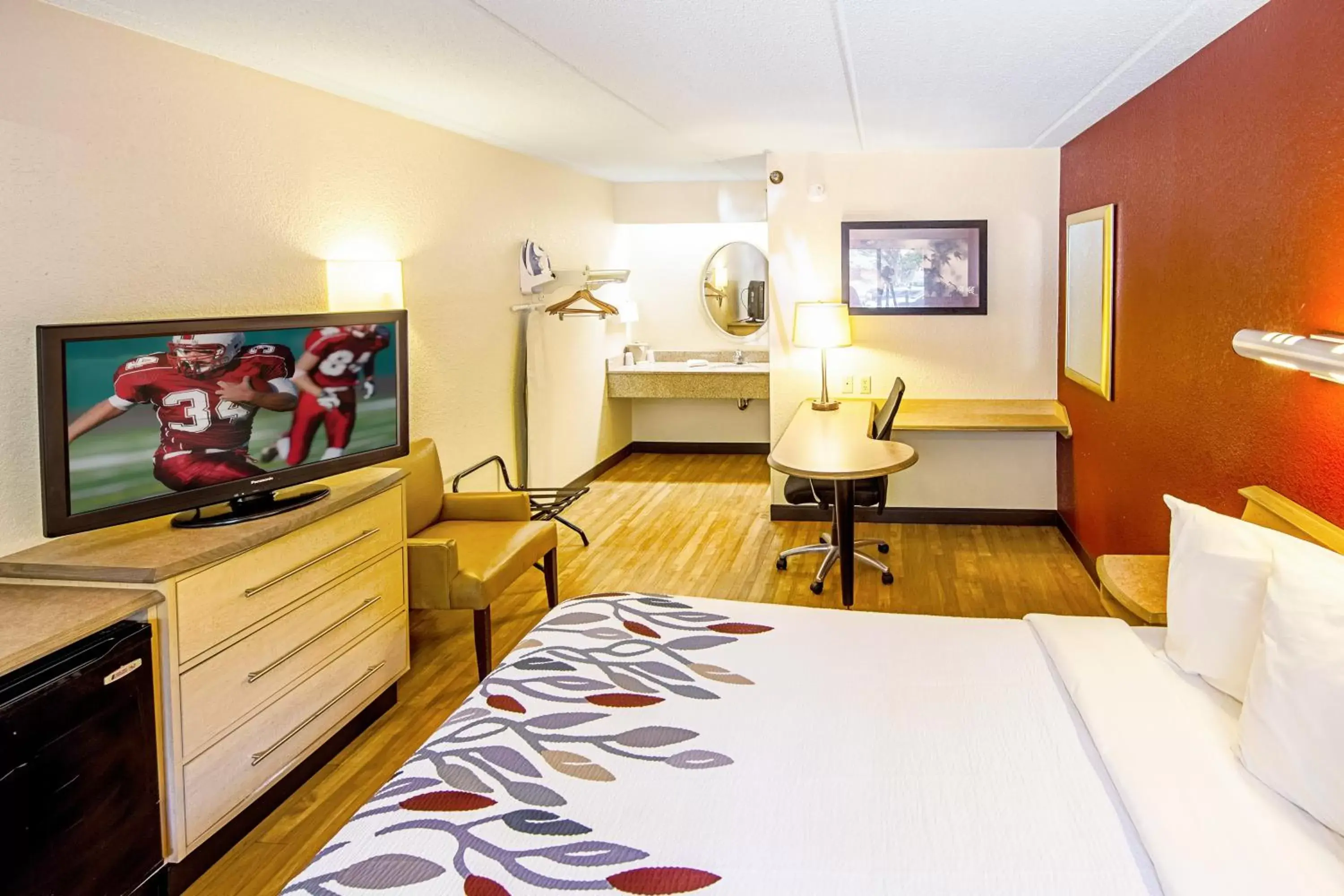 Bedroom, TV/Entertainment Center in Red Roof Inn Hilton Head Island