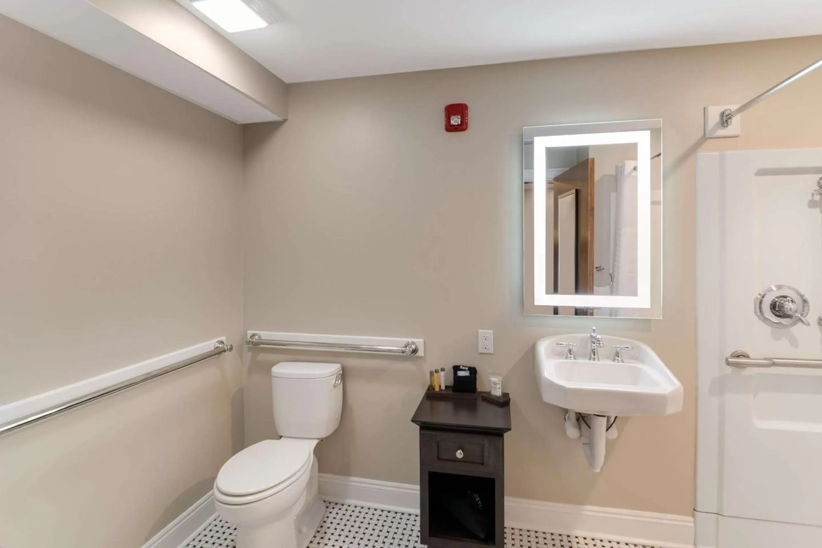 Efficiency Suite with One King Bed and One Queen Bed Upgrade - Accessible/Non-Smoking in The Port Inn and Cottages, Ascend Hotel Collection Efficiency Suite with One King Bed and One Queen Bed Upgrade - Accessible/Non-Smoking in The Port Inn and Cottages, Ascend Hotel Collection