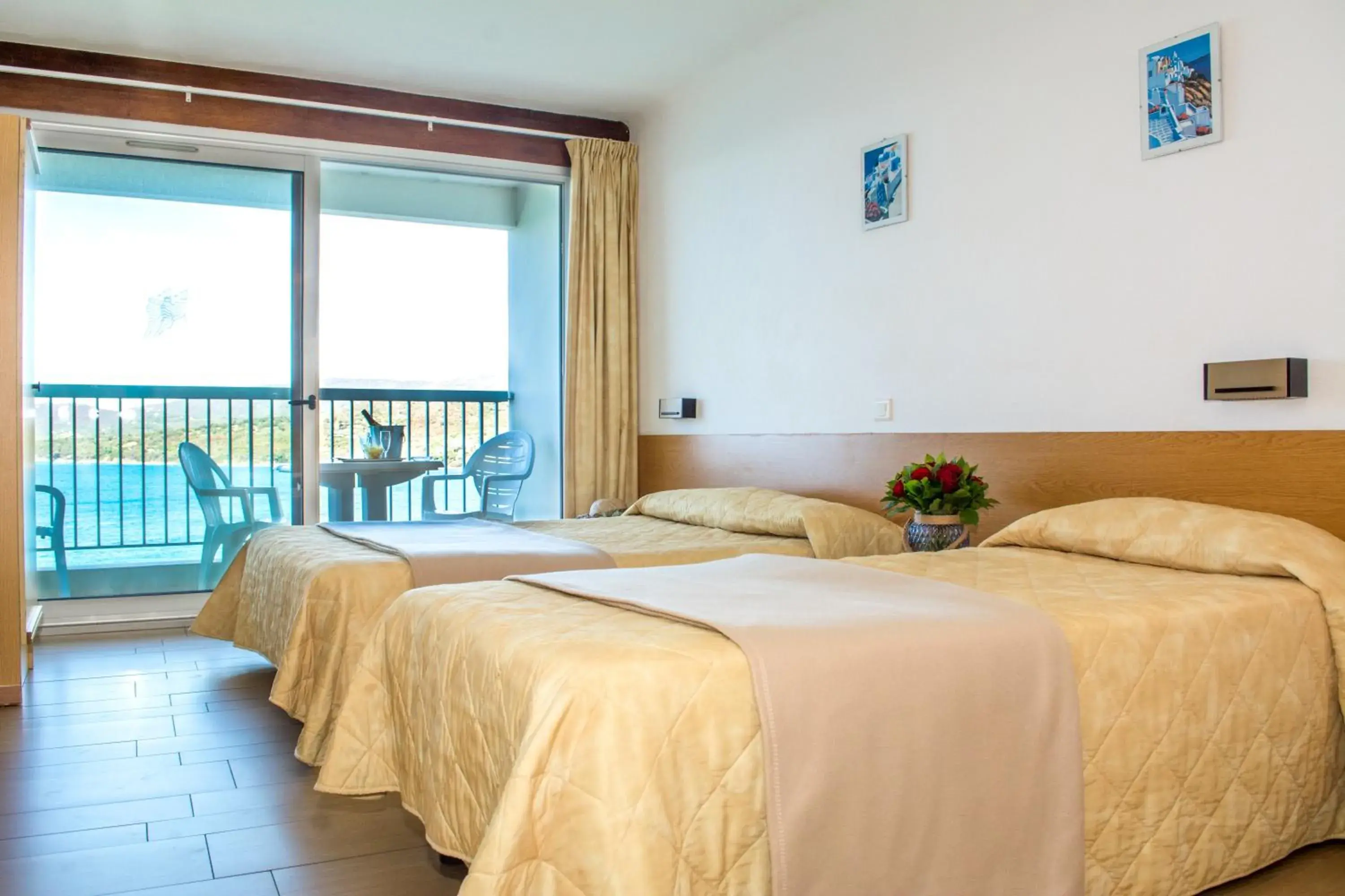 Sea view, Bed in Hotel Roc E Mare