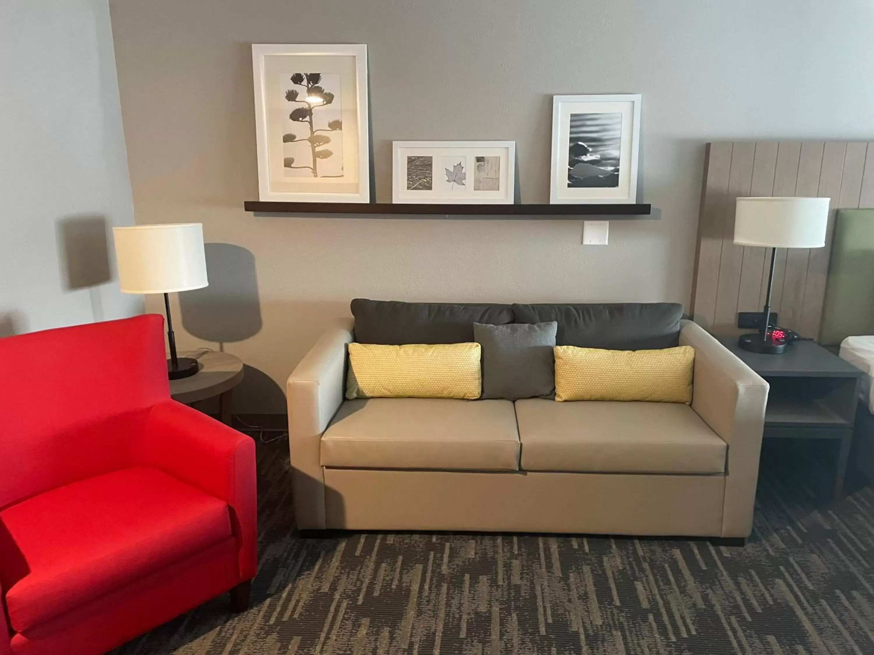 Living room, Seating Area in Country Inn & Suites by Radisson, Madison, WI