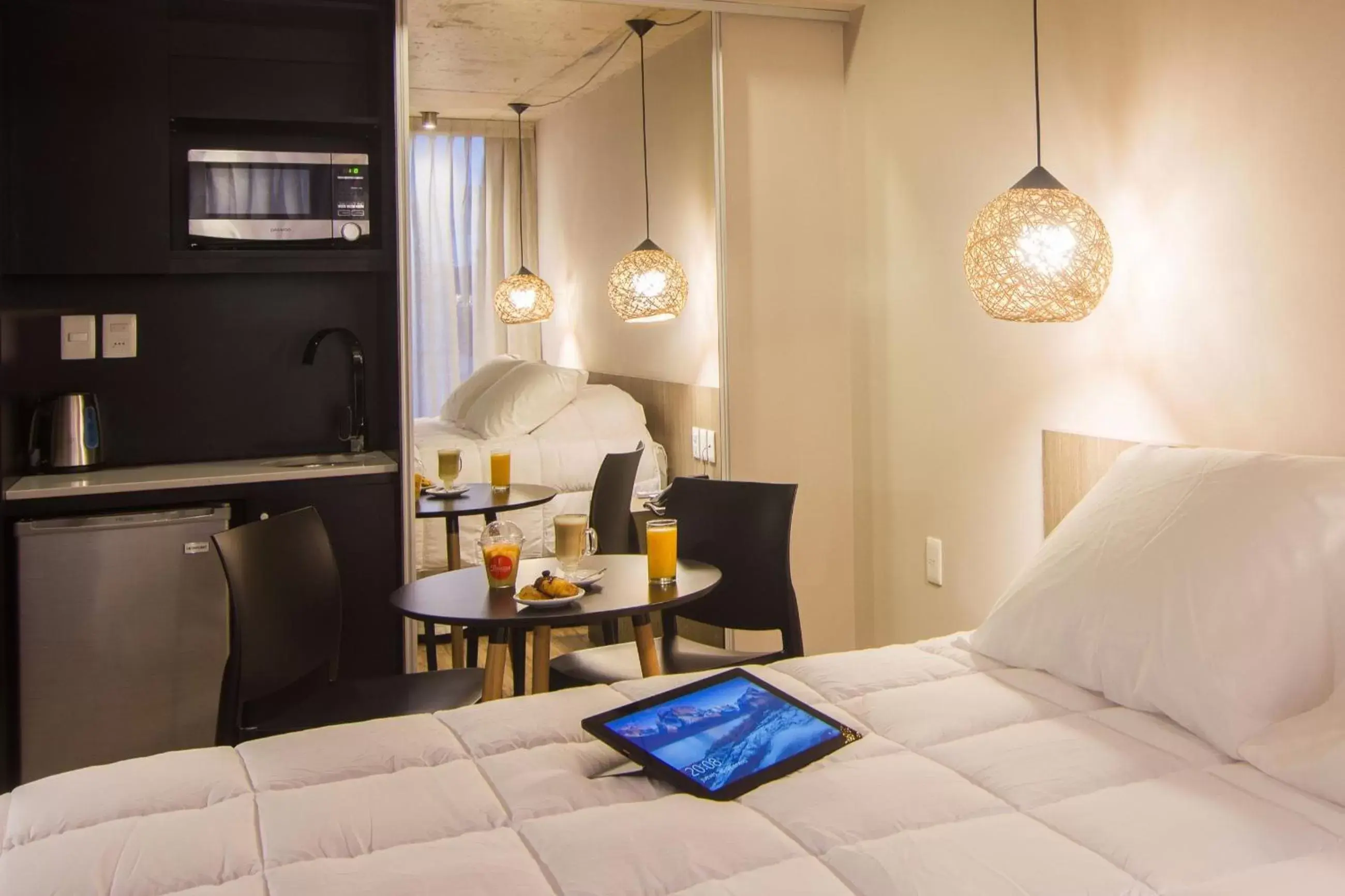 Kitchen or kitchenette, Bed in Hotel Ciudadano Suites