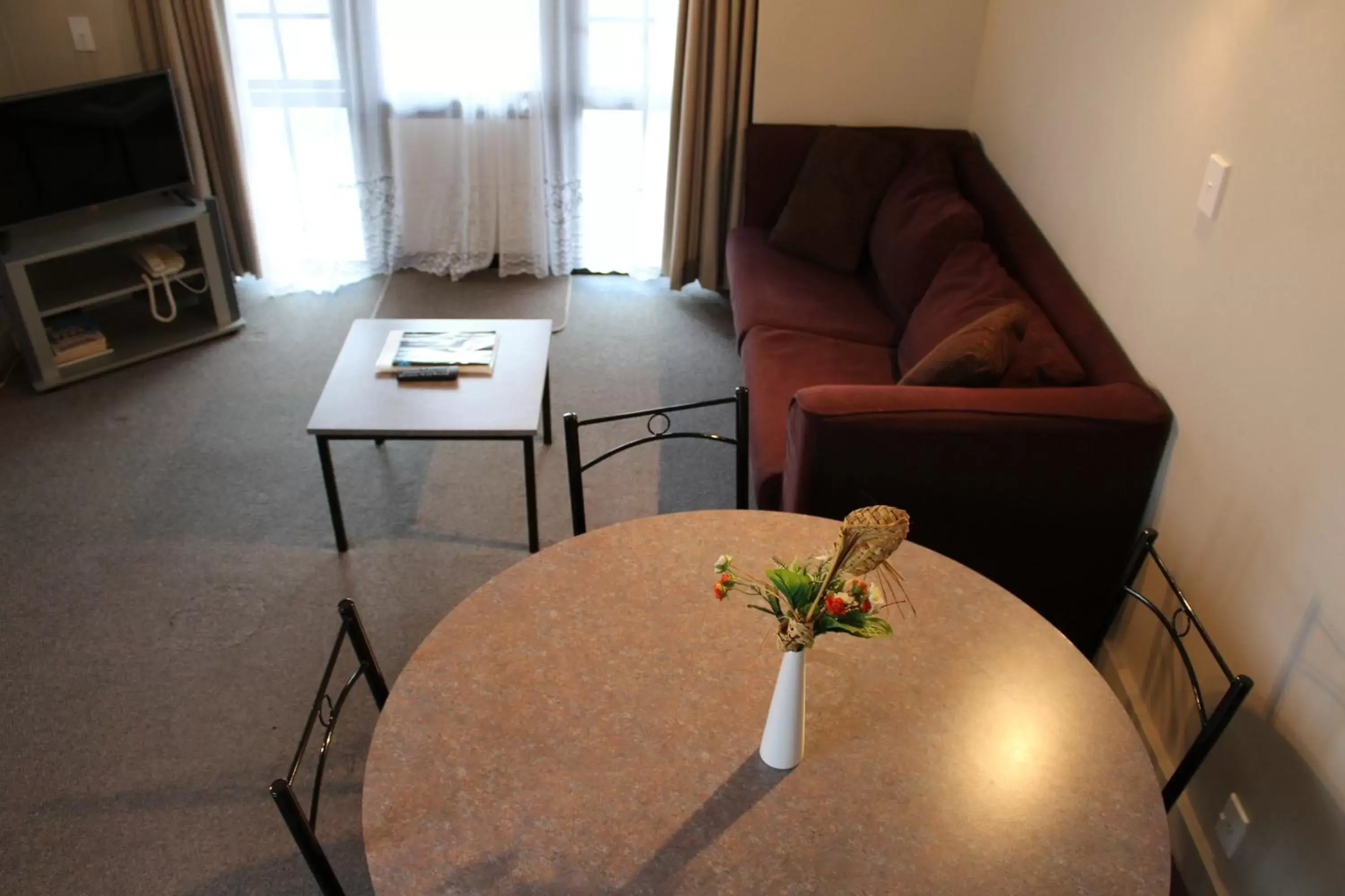 Living room, Seating Area in Devonwood Motel