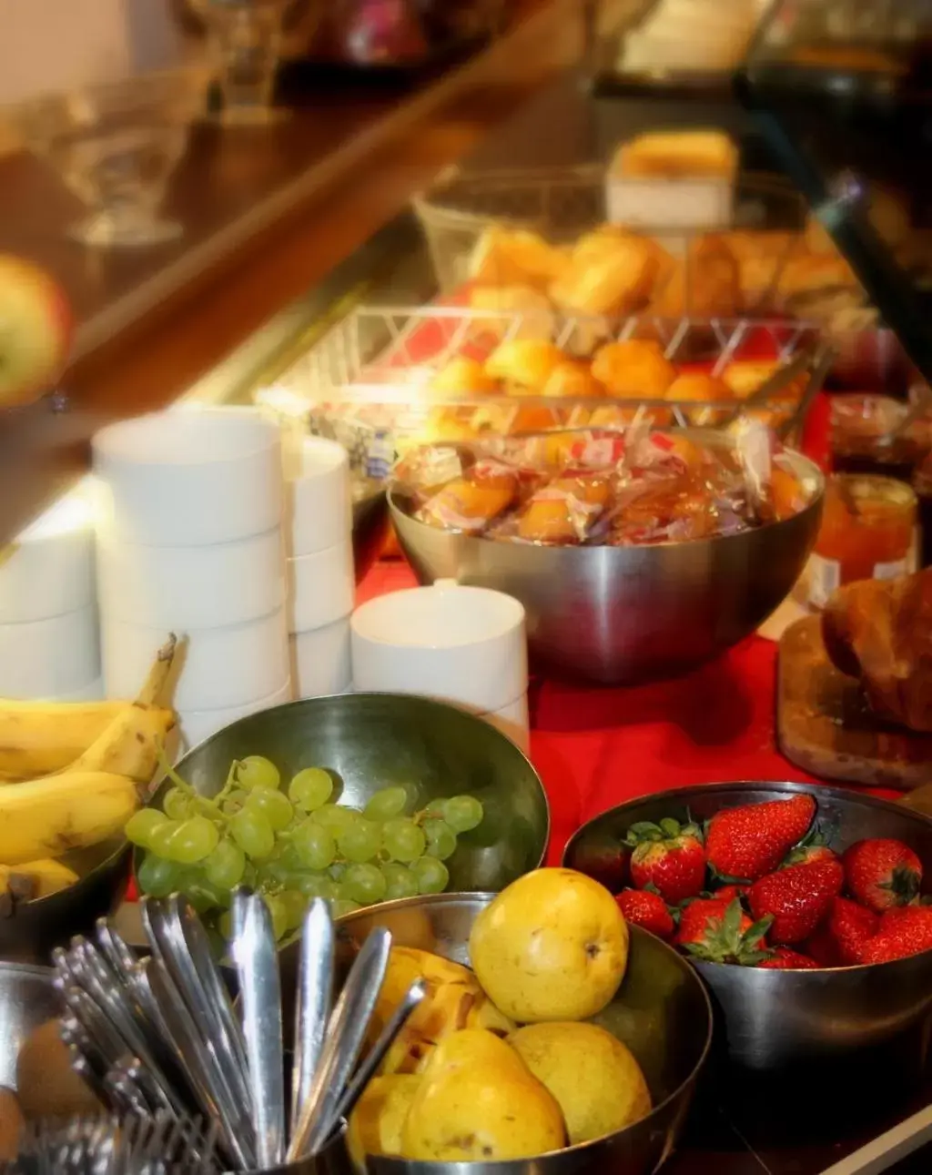 Buffet breakfast, Food in Logis Hotel Lons-le-Saunier - Restaurant Le Grill