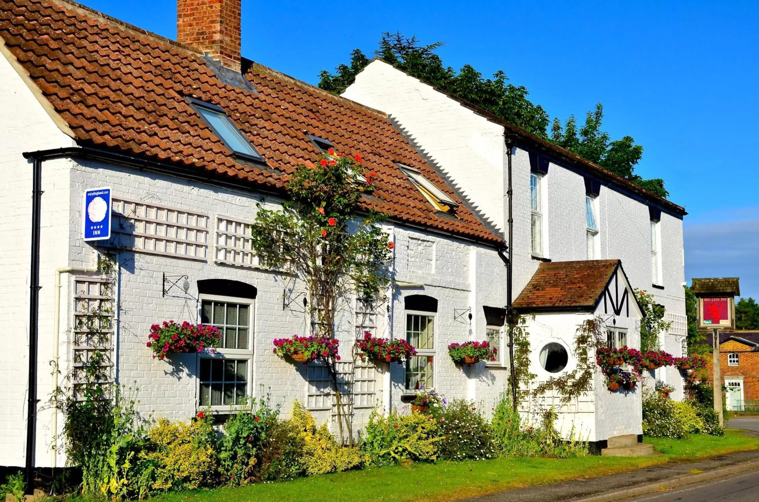 Facade/entrance, Property Building in The Red Lion Inn