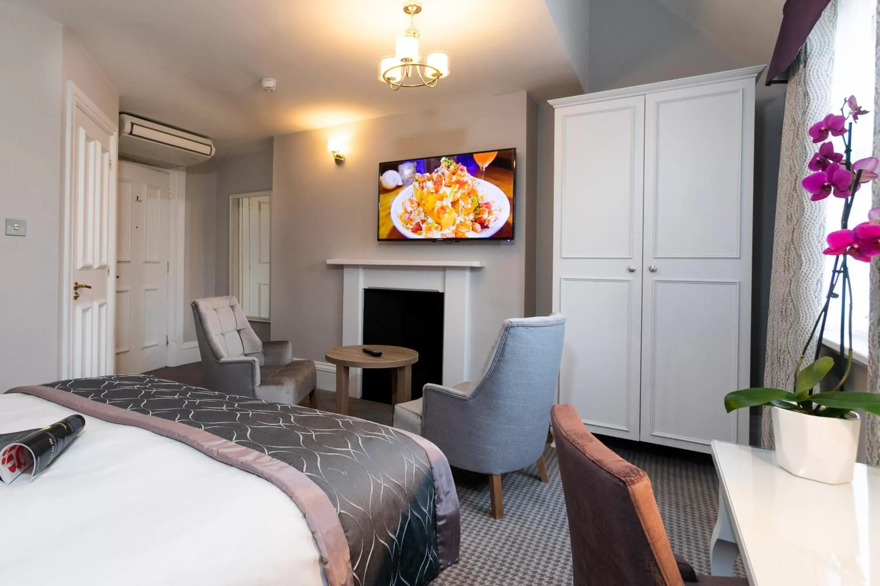 Bedroom, Seating Area in Wroxall Abbey Hotel