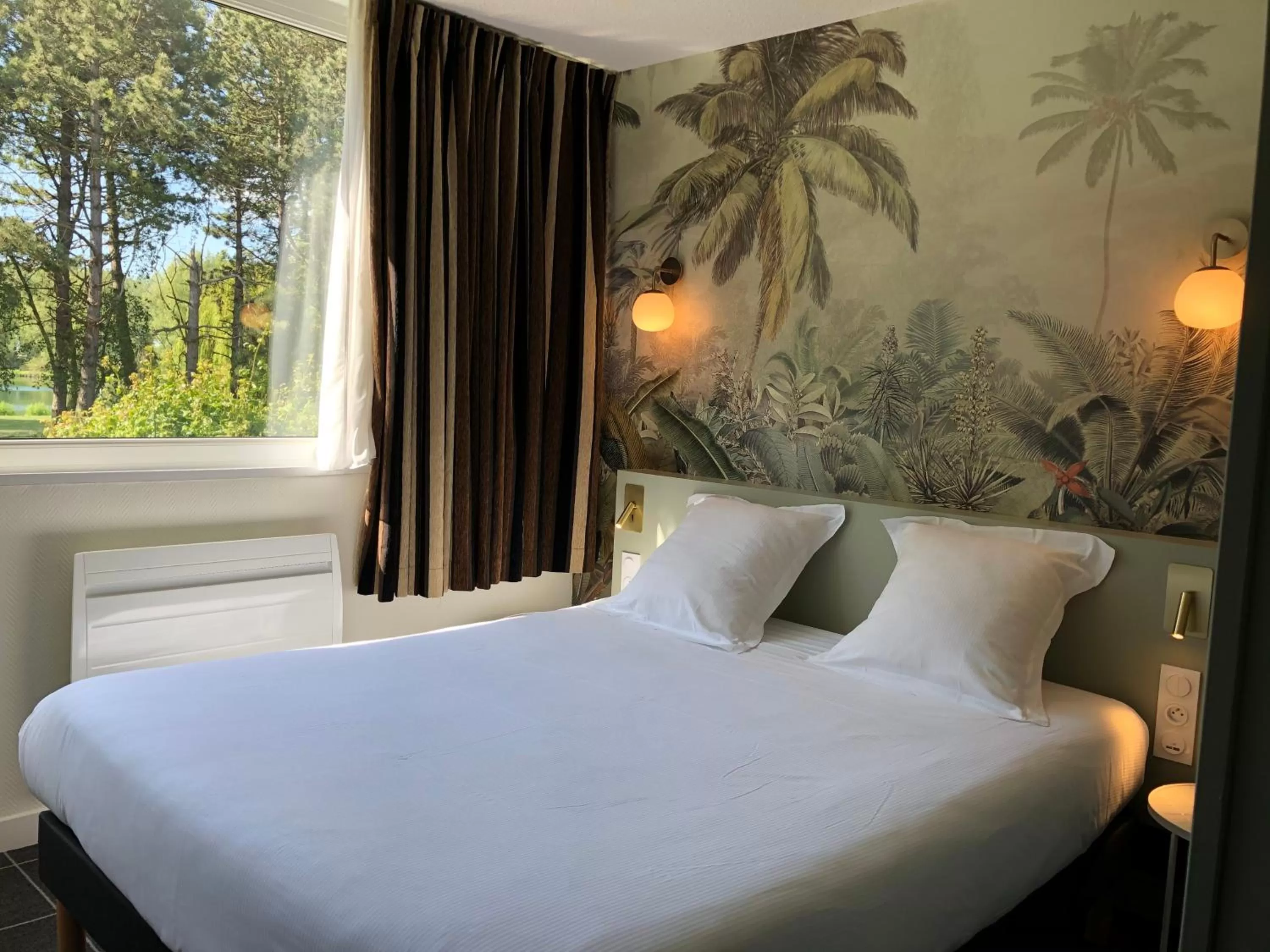 Photo of the whole room, Bed in Best Western Hotel du Lac Dunkerque- Restaurant ouvert 7/7 midi et soir