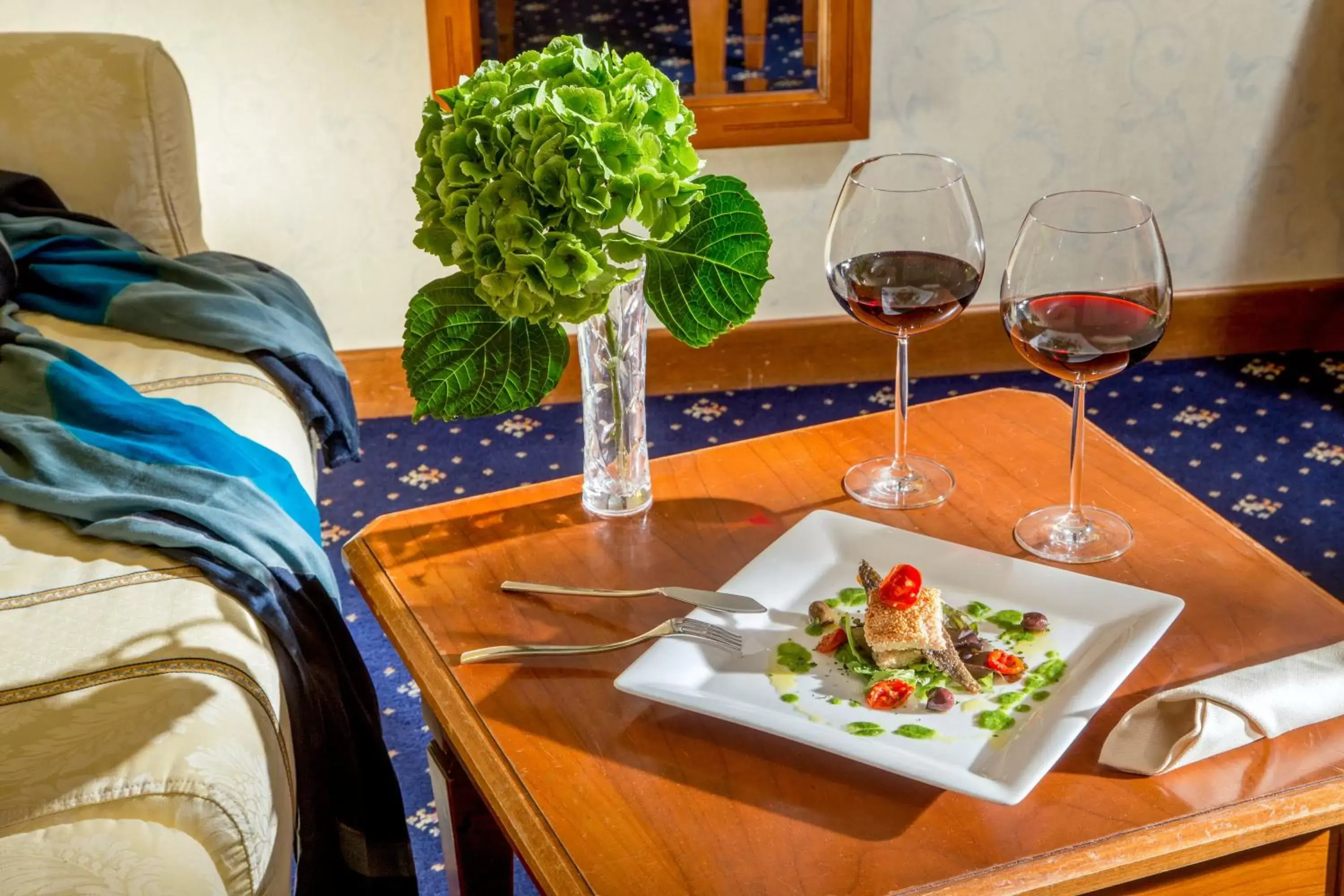 room service, Bed in UNA Hotels Empire Roma room service, Bed in UNA Hotels Empire Roma